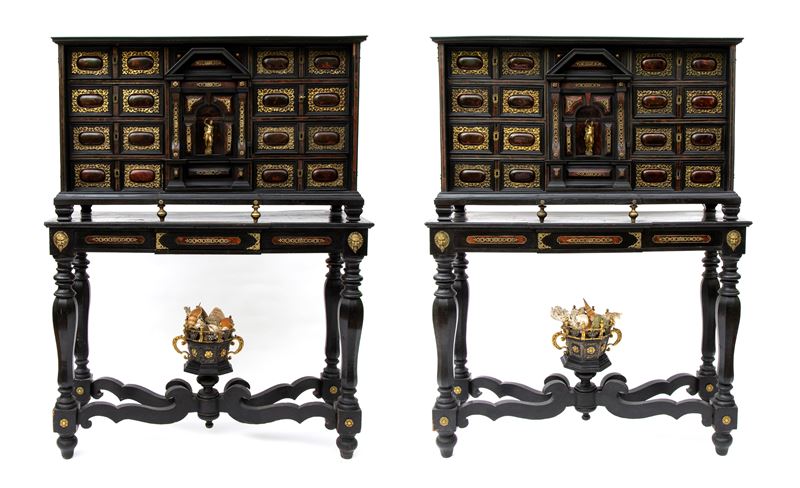 Coppia di monetieri, impianto architettonico in legni intarsiati, tartaruga e bronzo dorato (Roma...