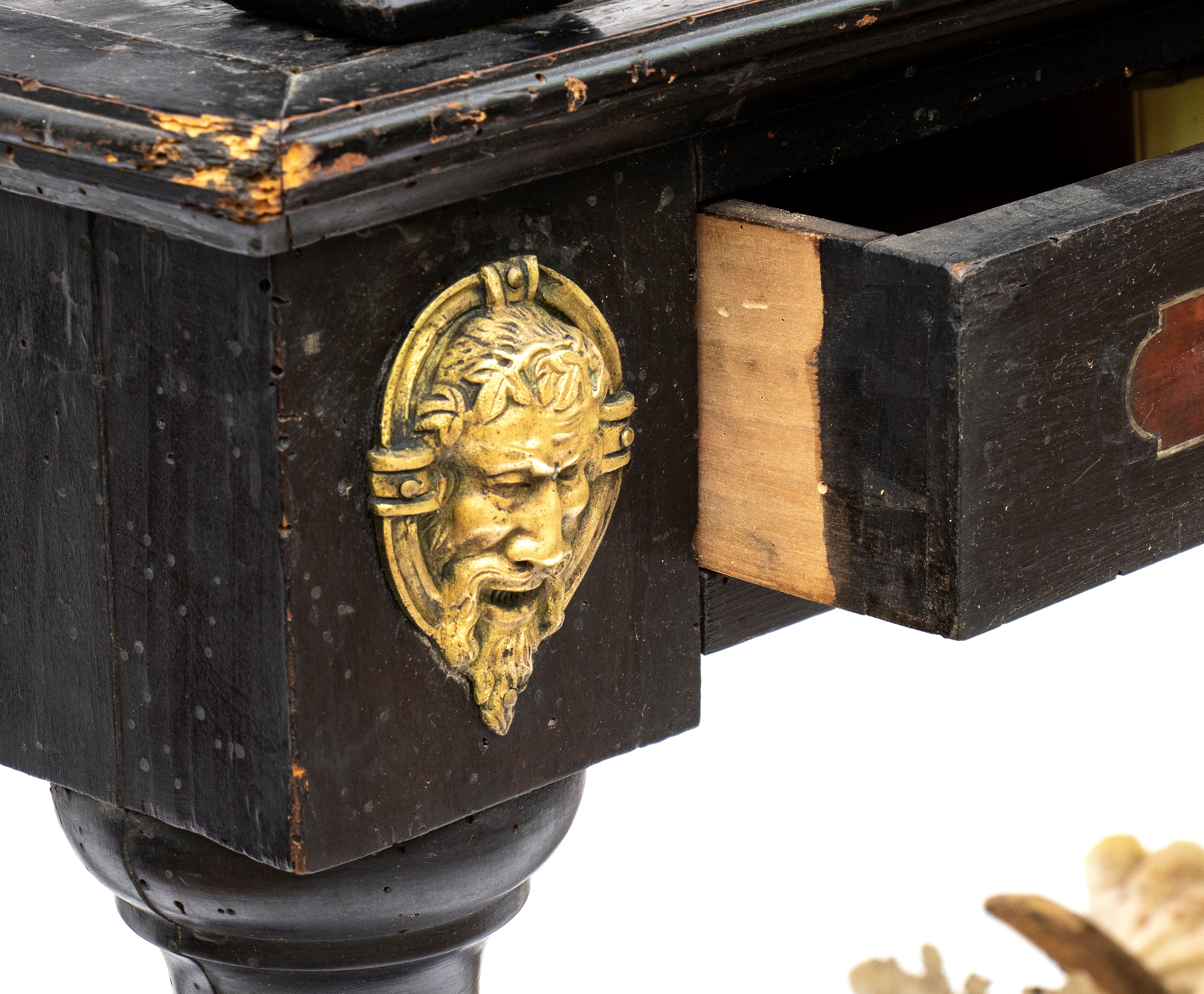 Coppia di monetieri, impianto architettonico in legni intarsiati, tartaruga e bronzo dorato (Roma...