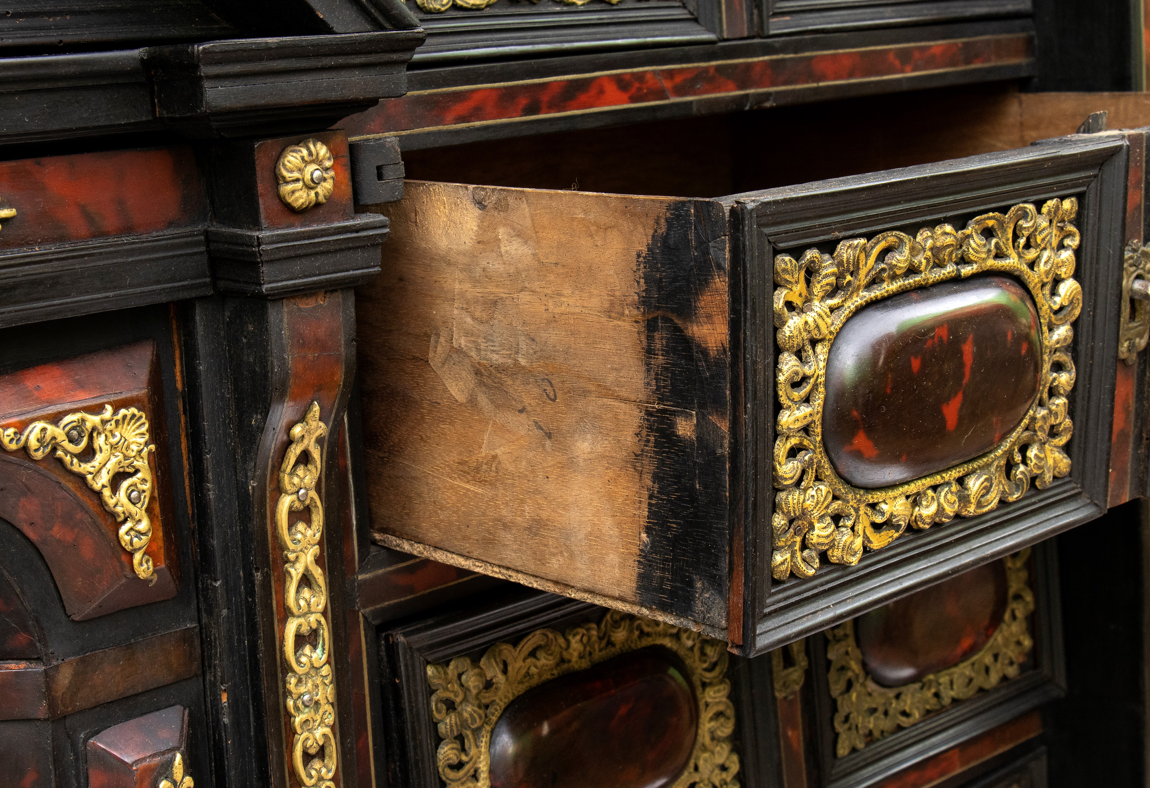 Coppia di monetieri, impianto architettonico in legni intarsiati, tartaruga e bronzo dorato (Roma...