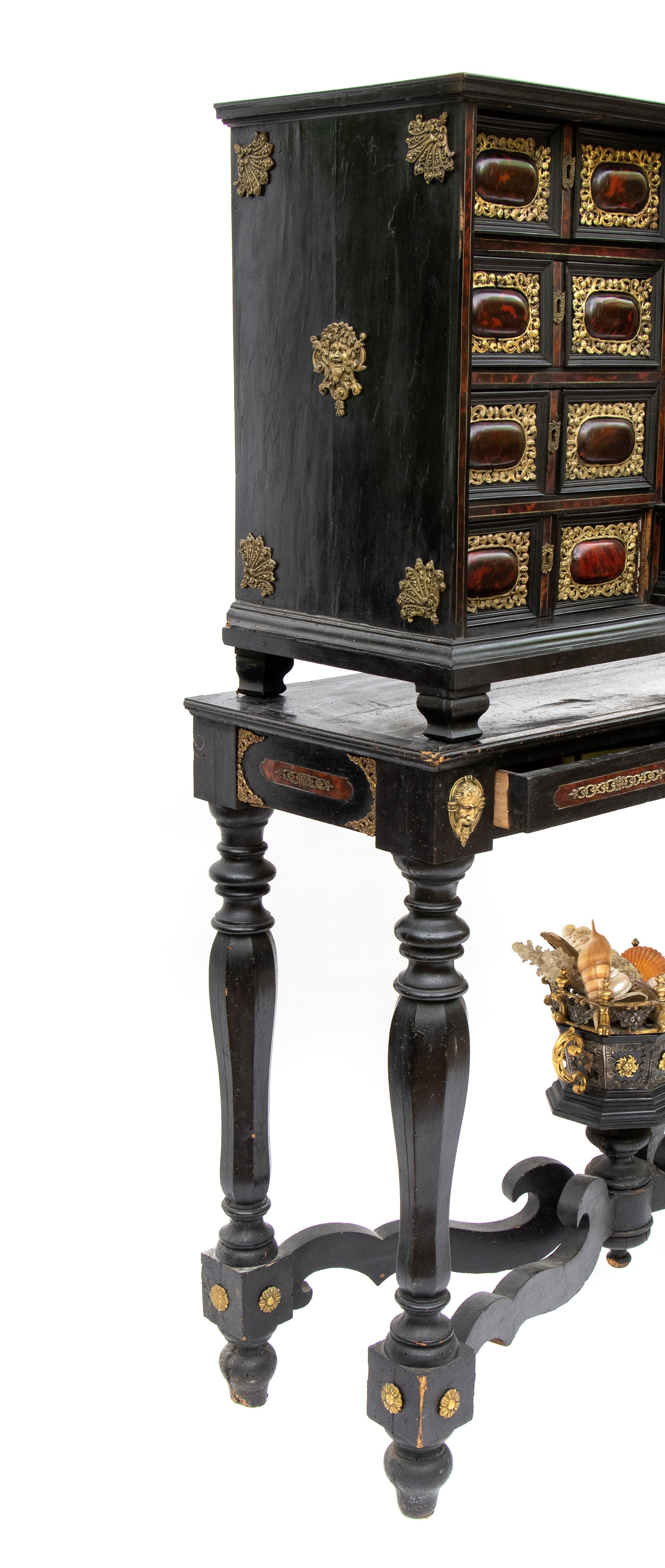Coppia di monetieri, impianto architettonico in legni intarsiati, tartaruga e bronzo dorato (Roma...