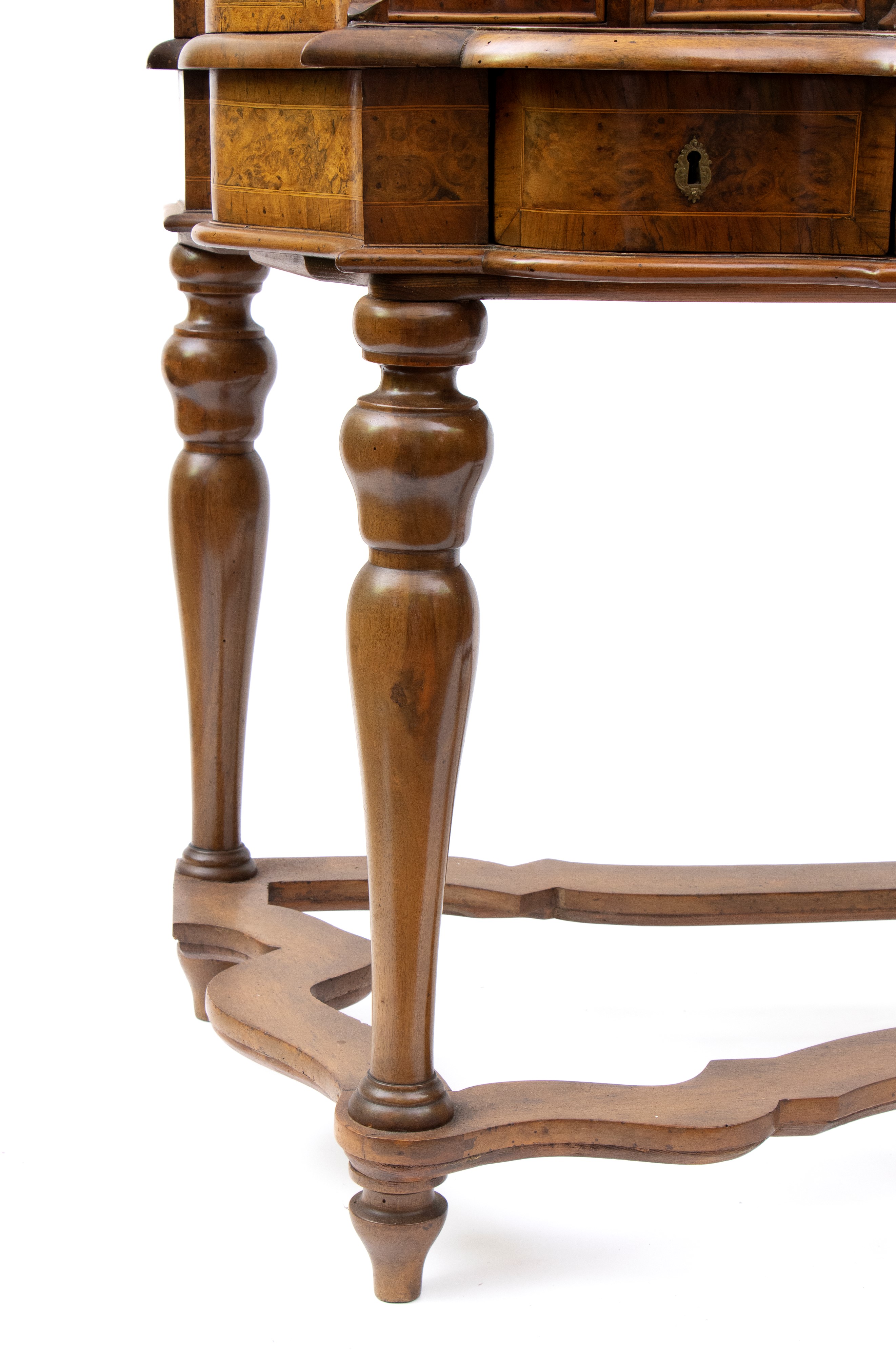 Scrittoio intarsiato con alzata, in noce