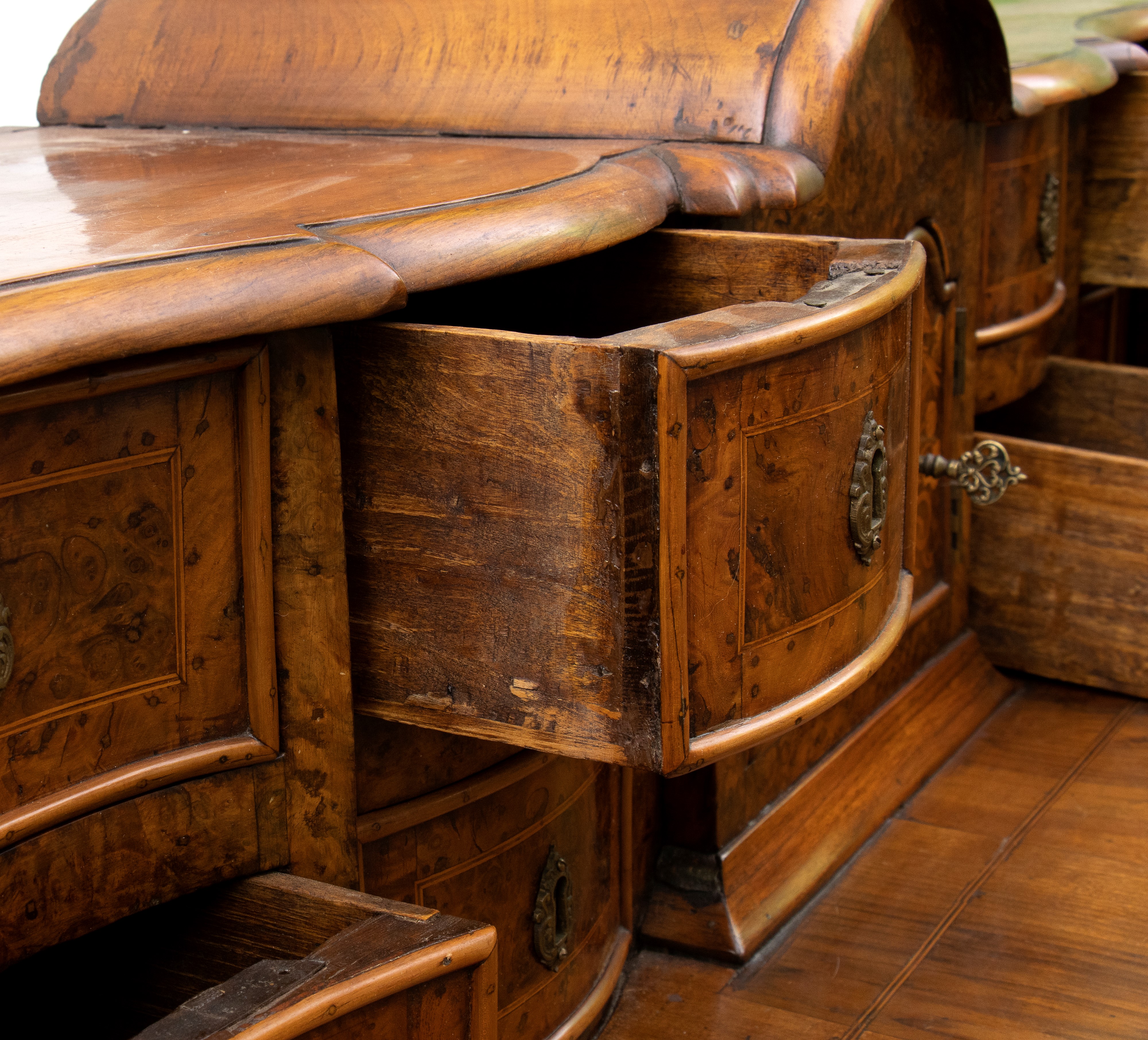 Scrittoio intarsiato con alzata, in noce