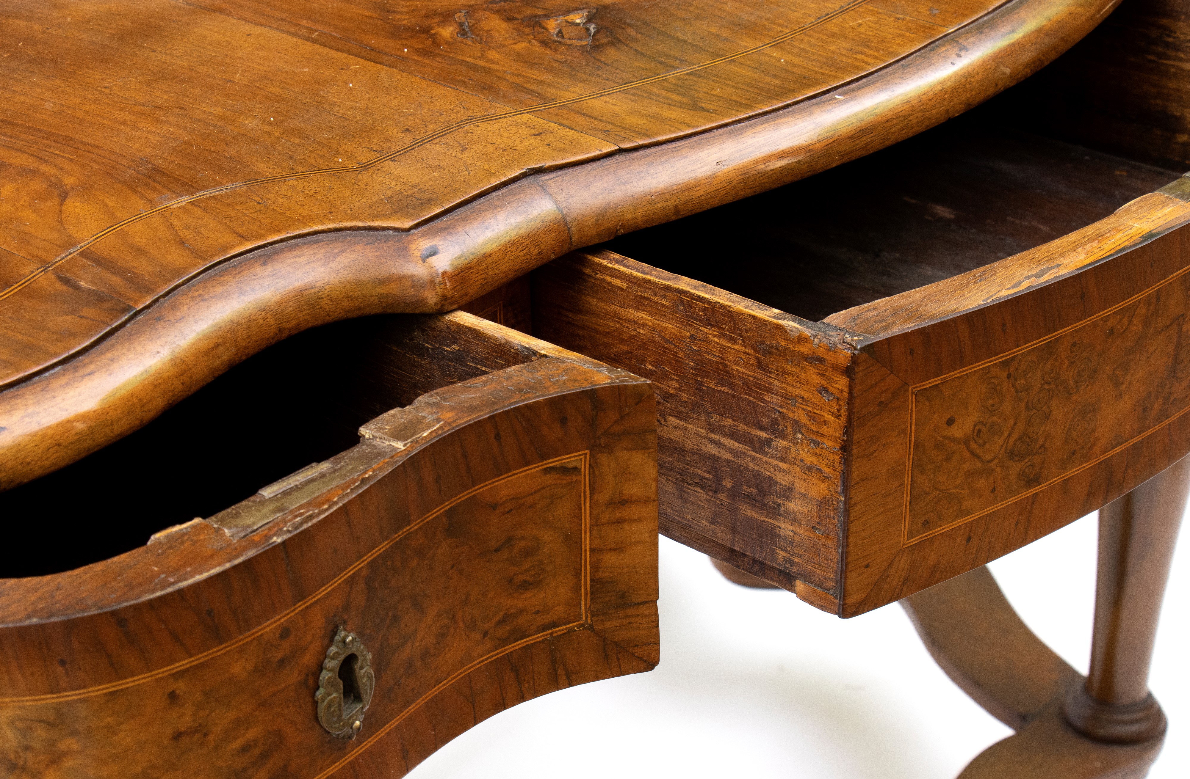 Scrittoio intarsiato con alzata, in noce