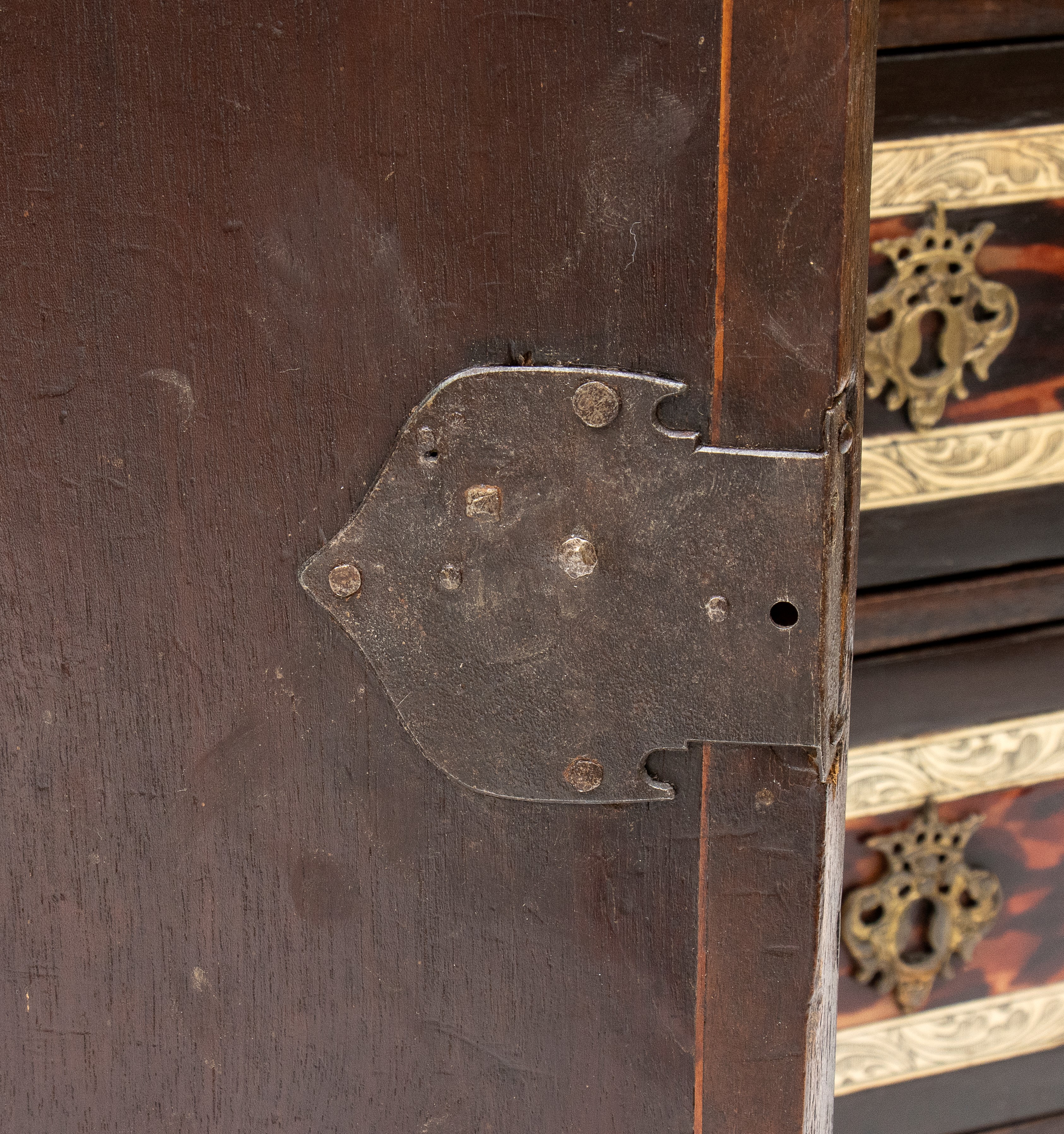 Monetiere lastronato in tartaruga Luigi XVI