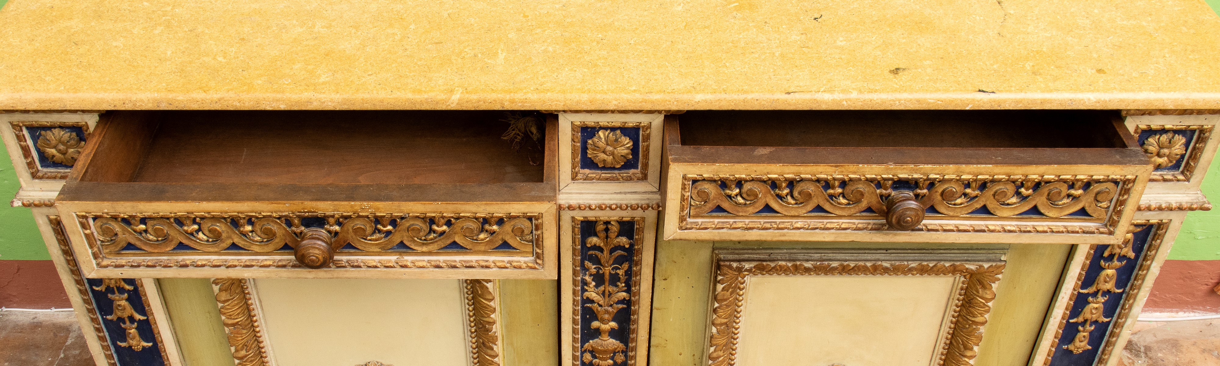 Credenza in stile neoclassico, laccata e dorata, Italia centrale, inizio XX secolo