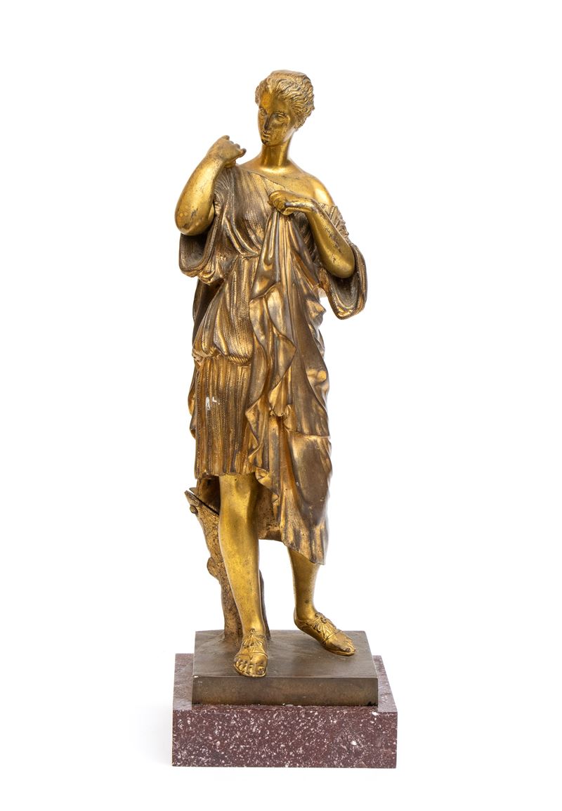 Scultura in bronzo dorato, figura femminile in abbigliamento classico