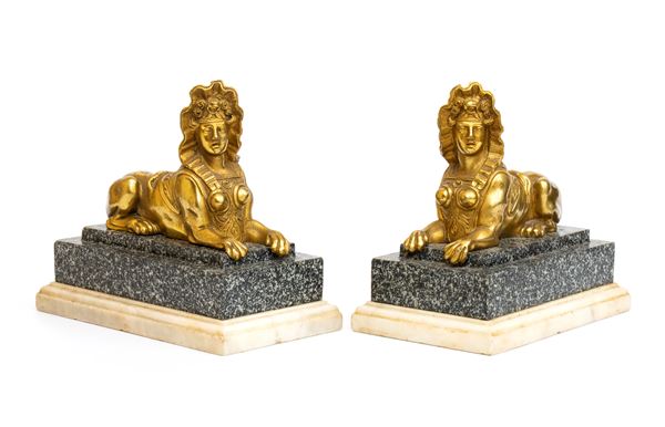 Coppia di sfingi in bronzo dorato su base in marmo
