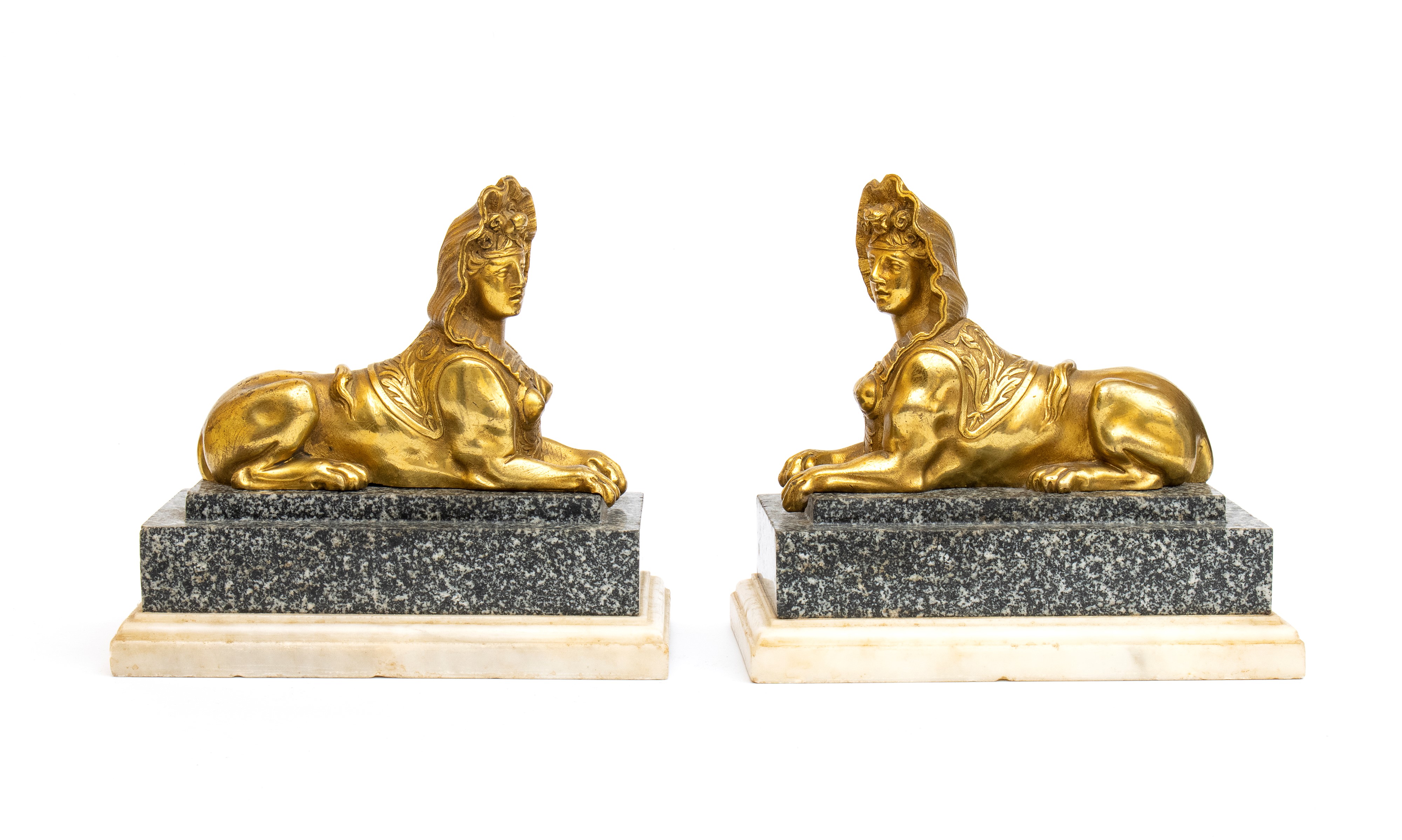 Coppia di sfingi in bronzo dorato su base in marmo, Francia, XIX secolo