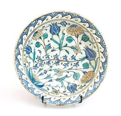 Piatto in ceramica invetriata policroma Iznik, Turchia, XVII secolo