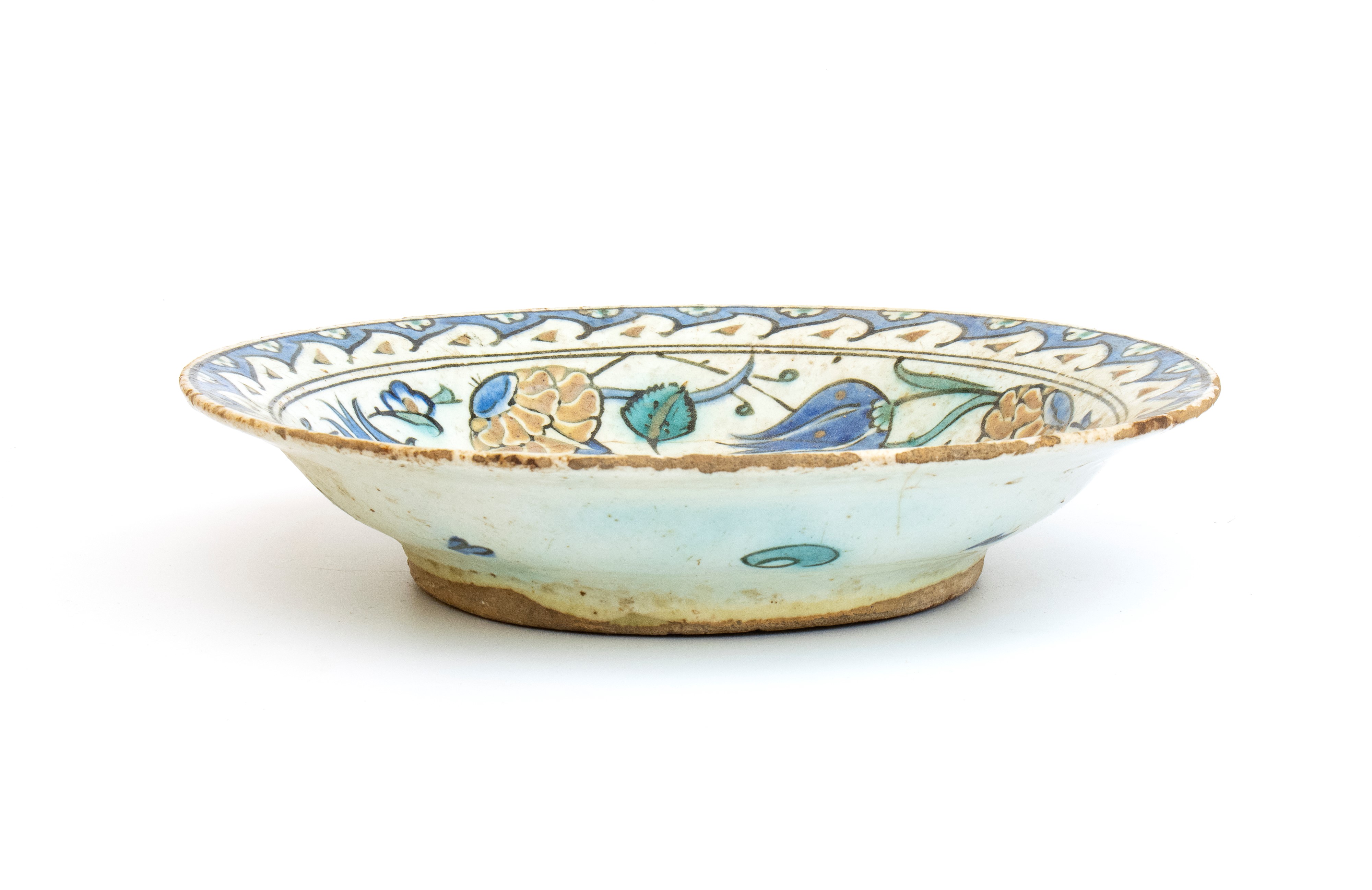 Piatto in ceramica invetriata policroma Iznik, Turchia, XVII secolo