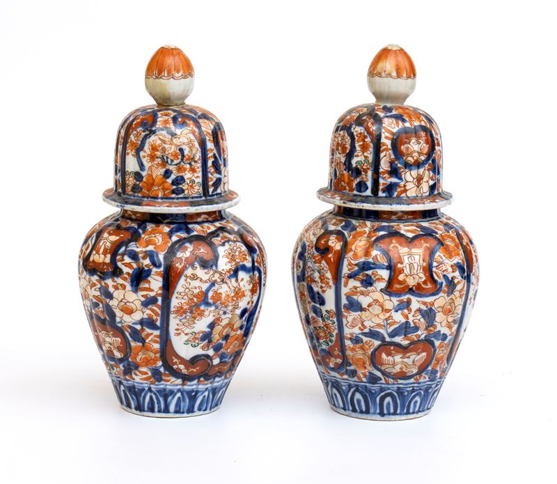 Giappone, Coppia di potiche Imari, XIX secolo