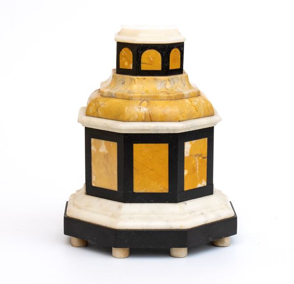 Base decorativa in marmi policromi