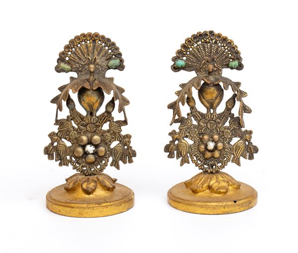 Coppia di composizioni in metallo