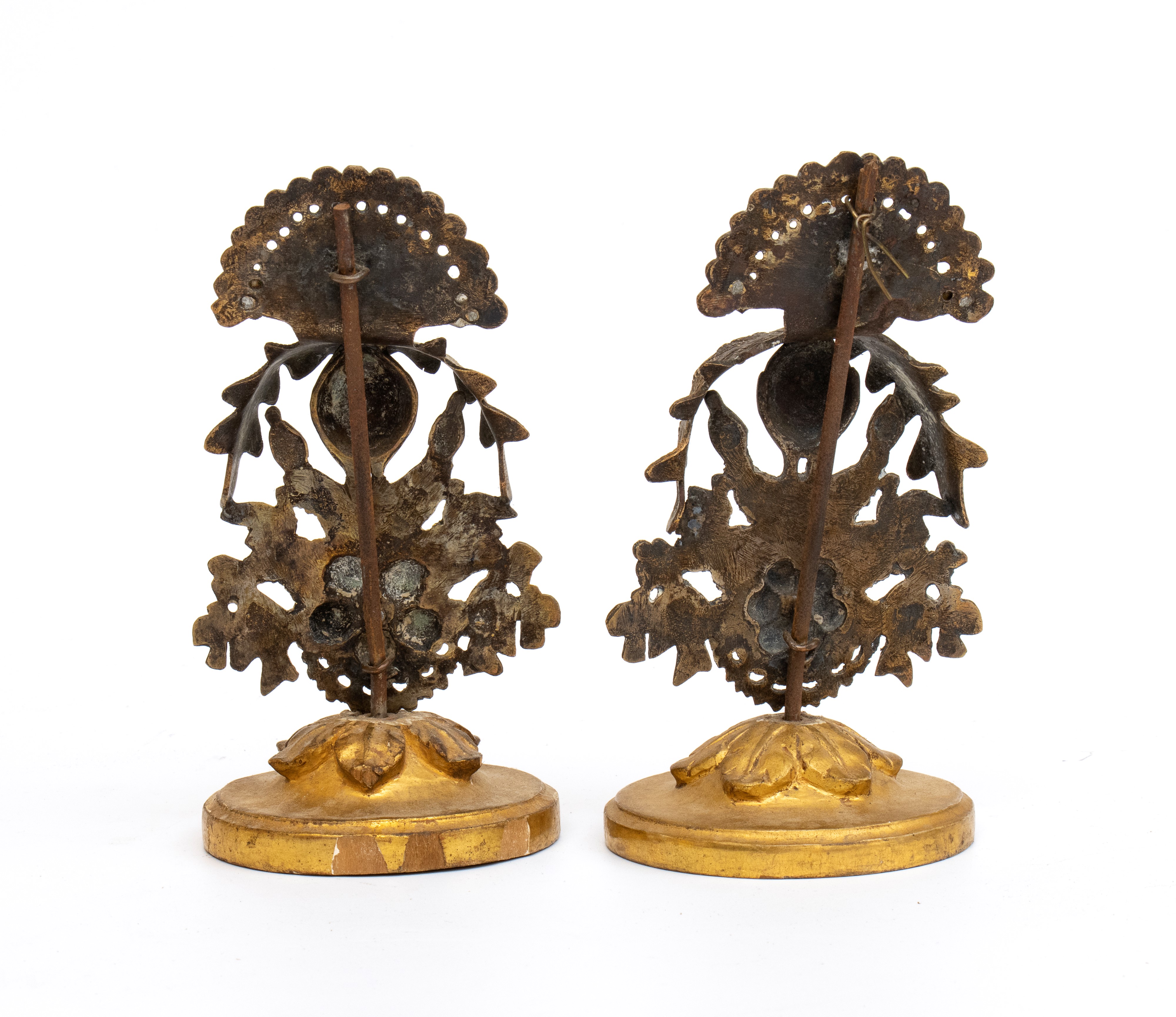 Coppia di composizioni in metallo