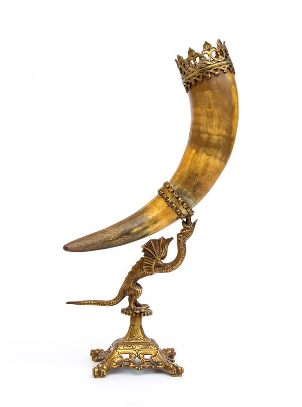 Corno di bufalo montato su base in metallo dorato