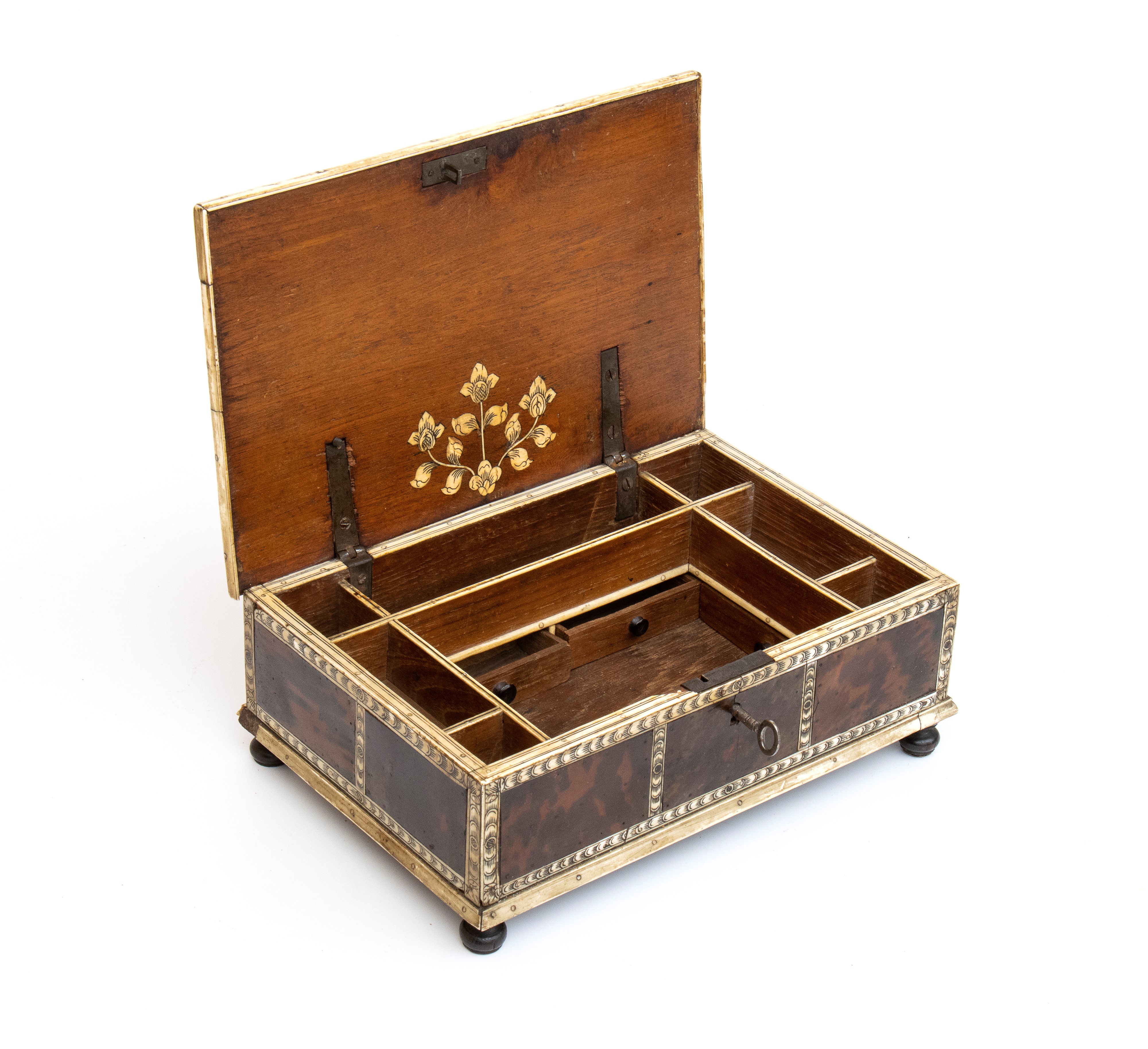 Scatola in legno, osso e tartaruga