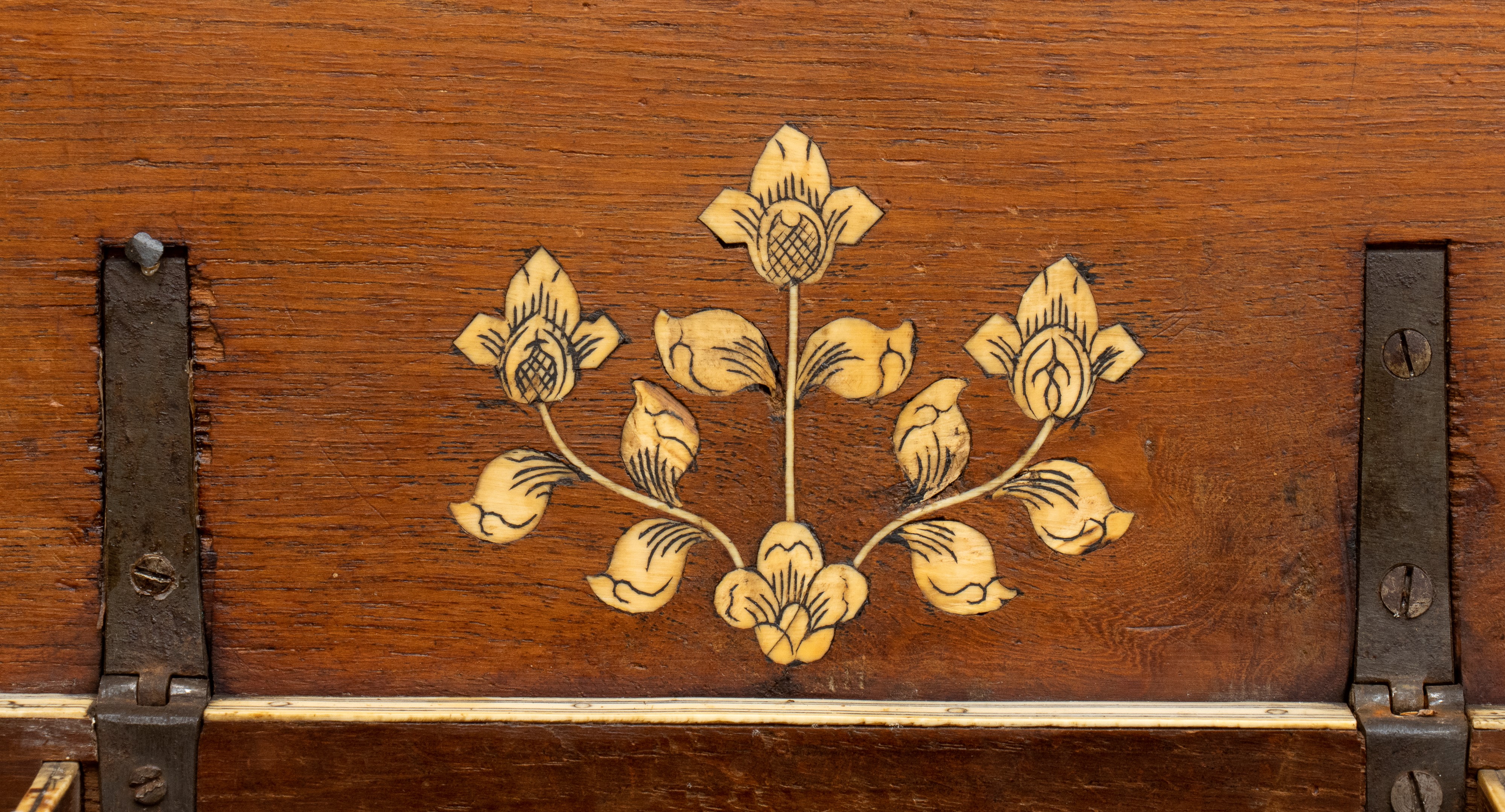 Scatola in legno, osso e tartaruga