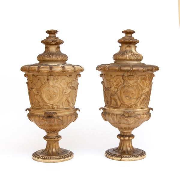 Coppia di vasi in alabastro