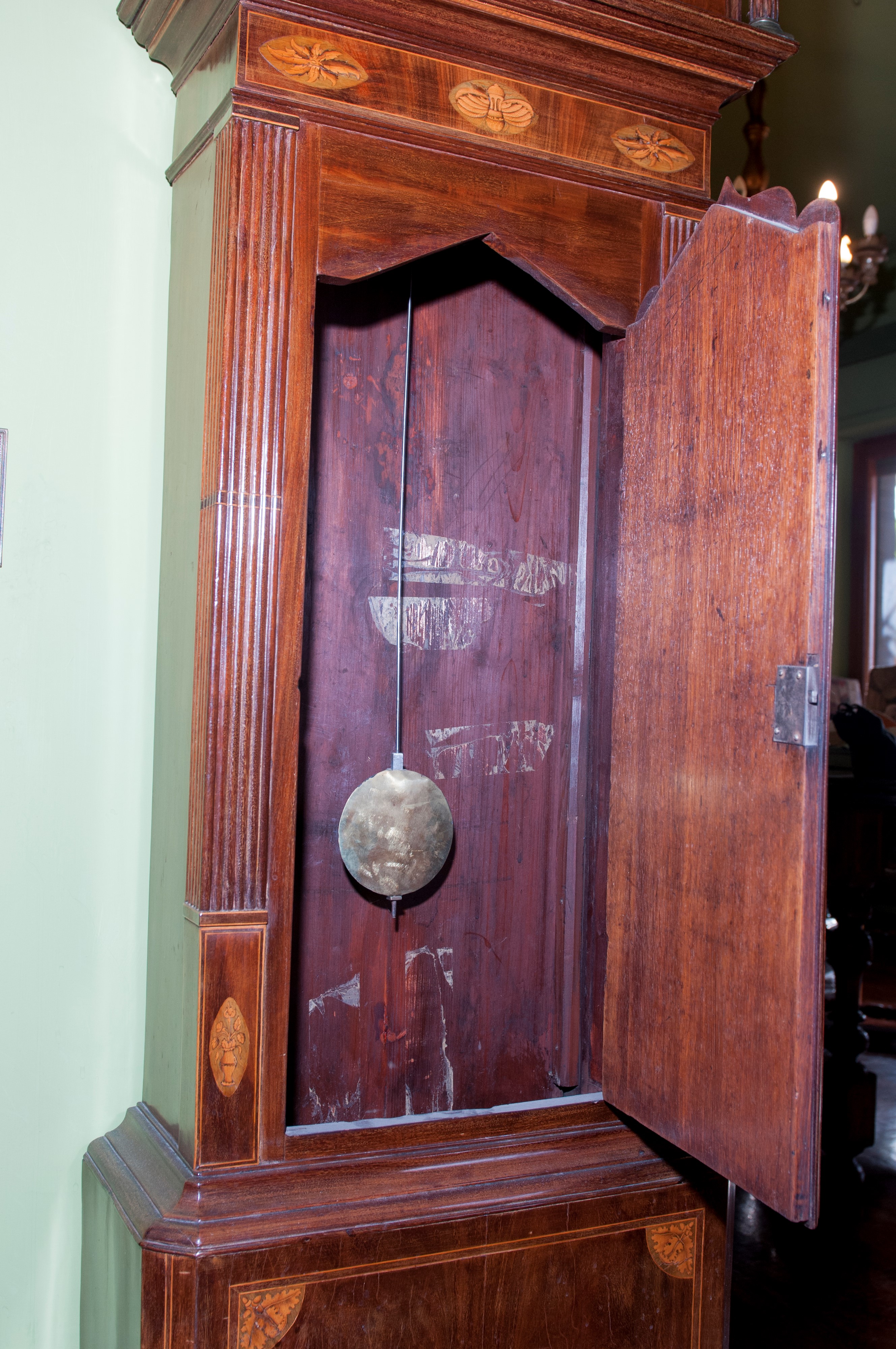 Orologio a colonna con cassa in legno
