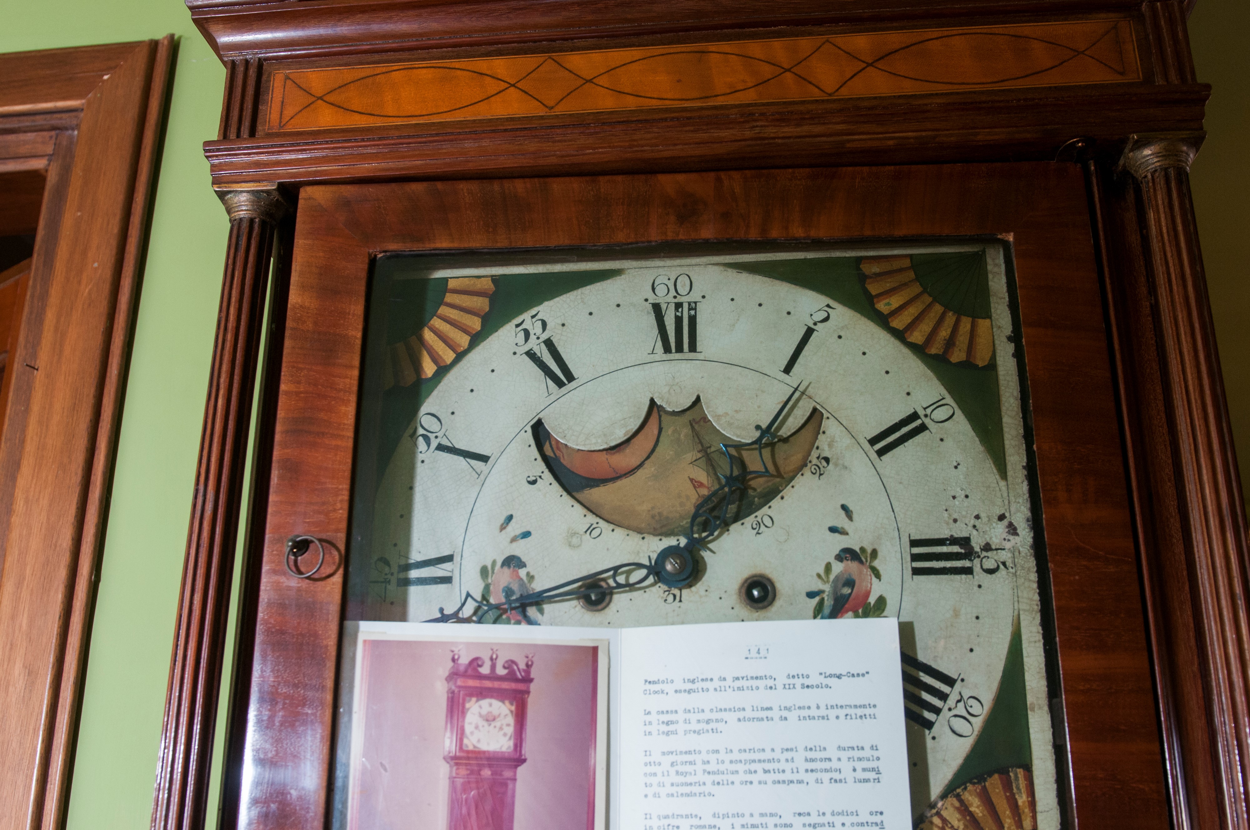 Orologio a colonna con cassa in legno