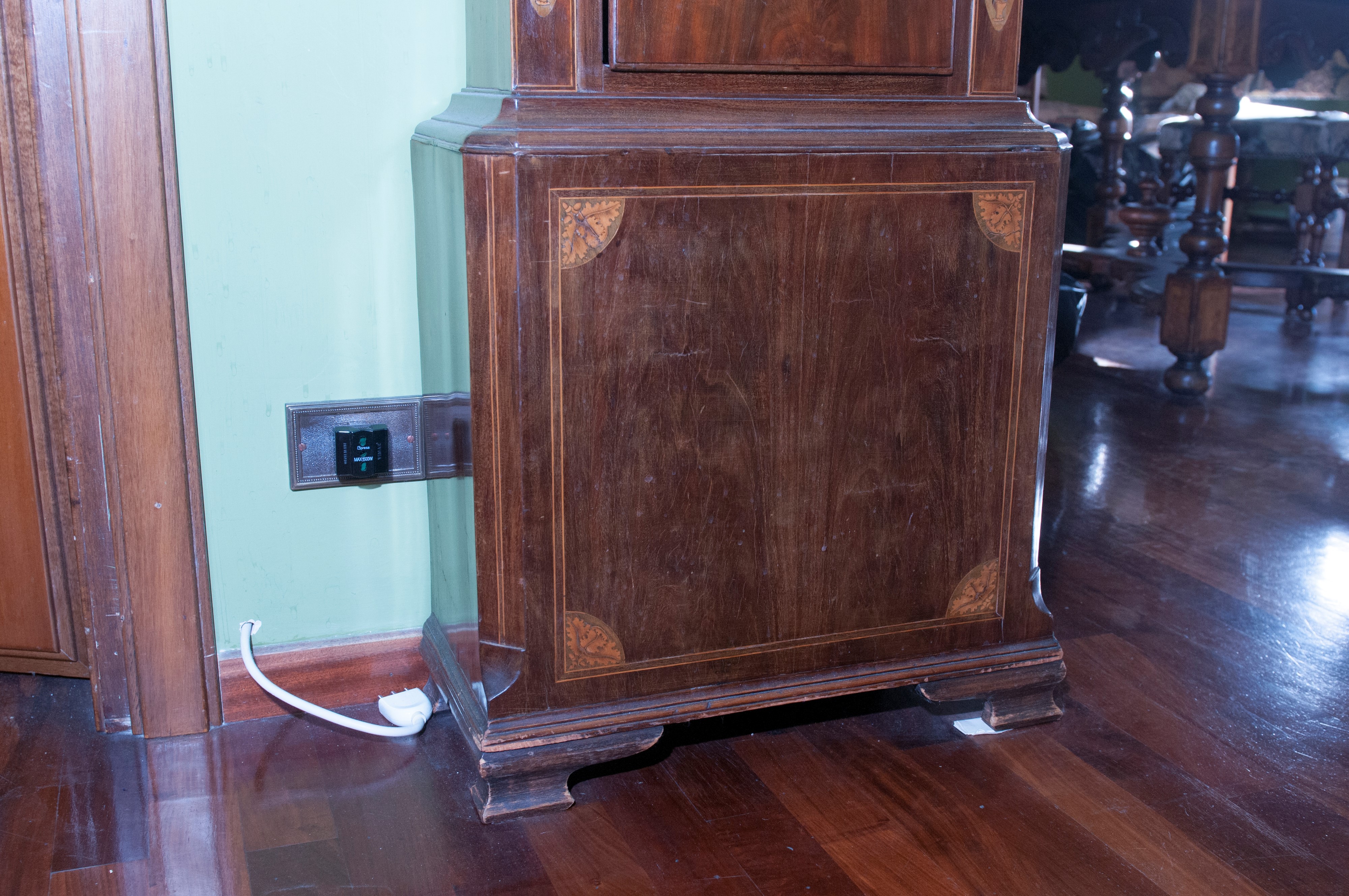 Orologio a colonna con cassa in legno