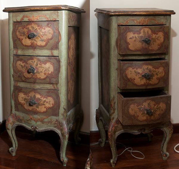 Coppia di comodini a tre cassetti