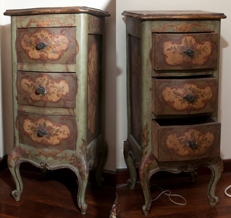 Coppia di comodini a tre cassetti