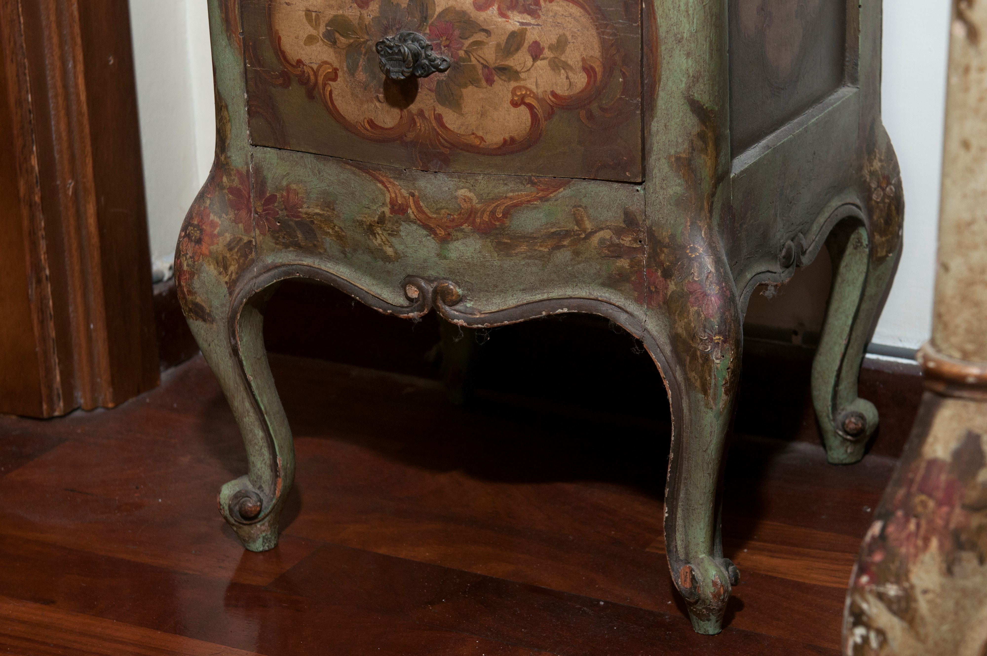 Coppia di comodini a tre cassetti