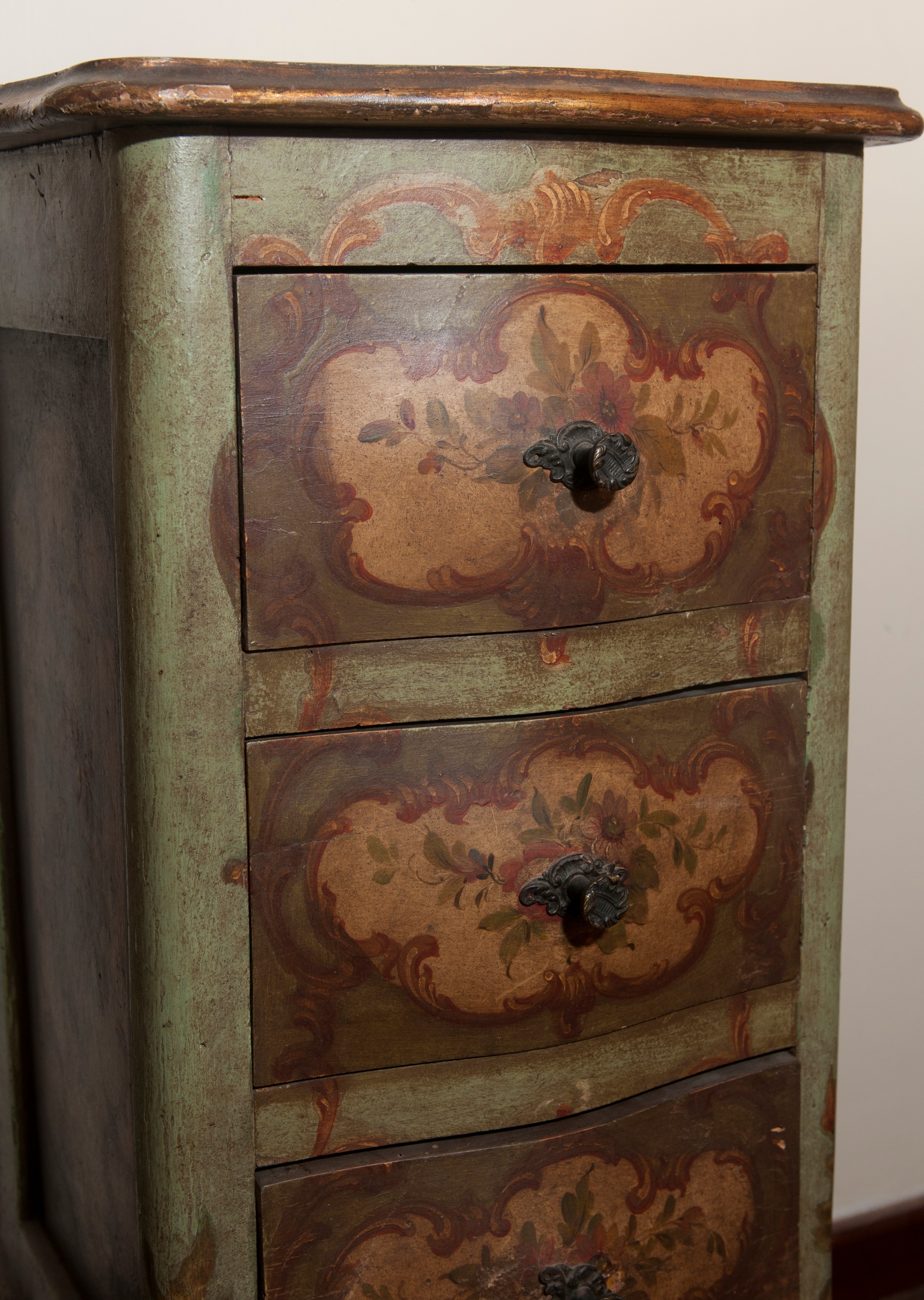 Coppia di comodini a tre cassetti