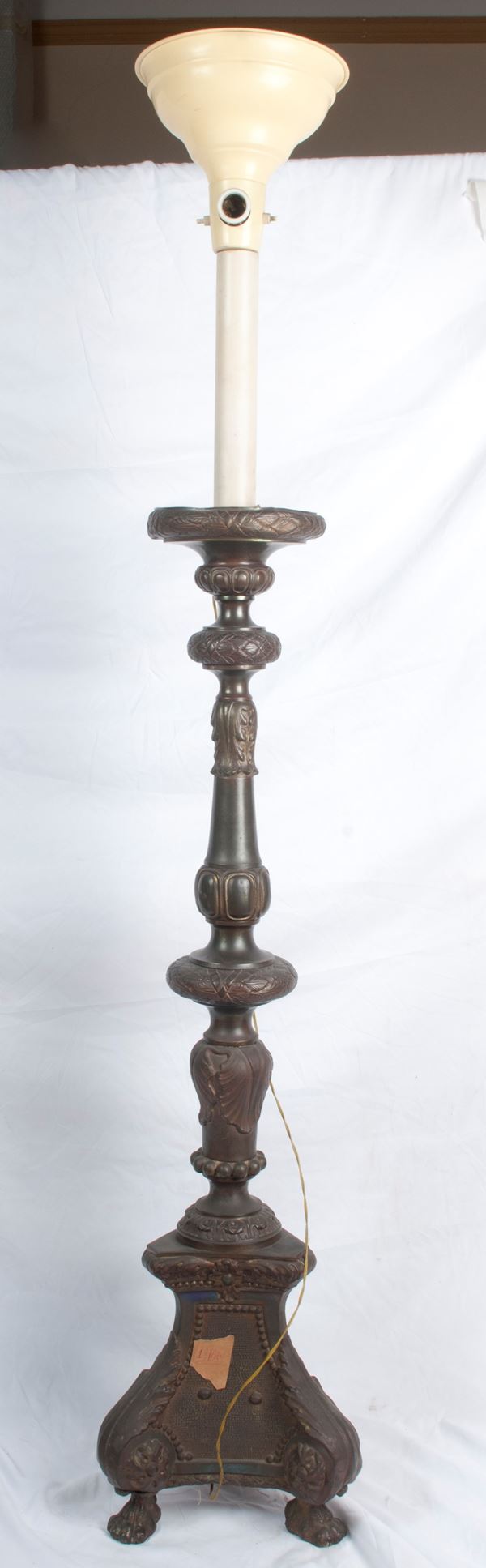 Candeliere in legno rivestito in metallo