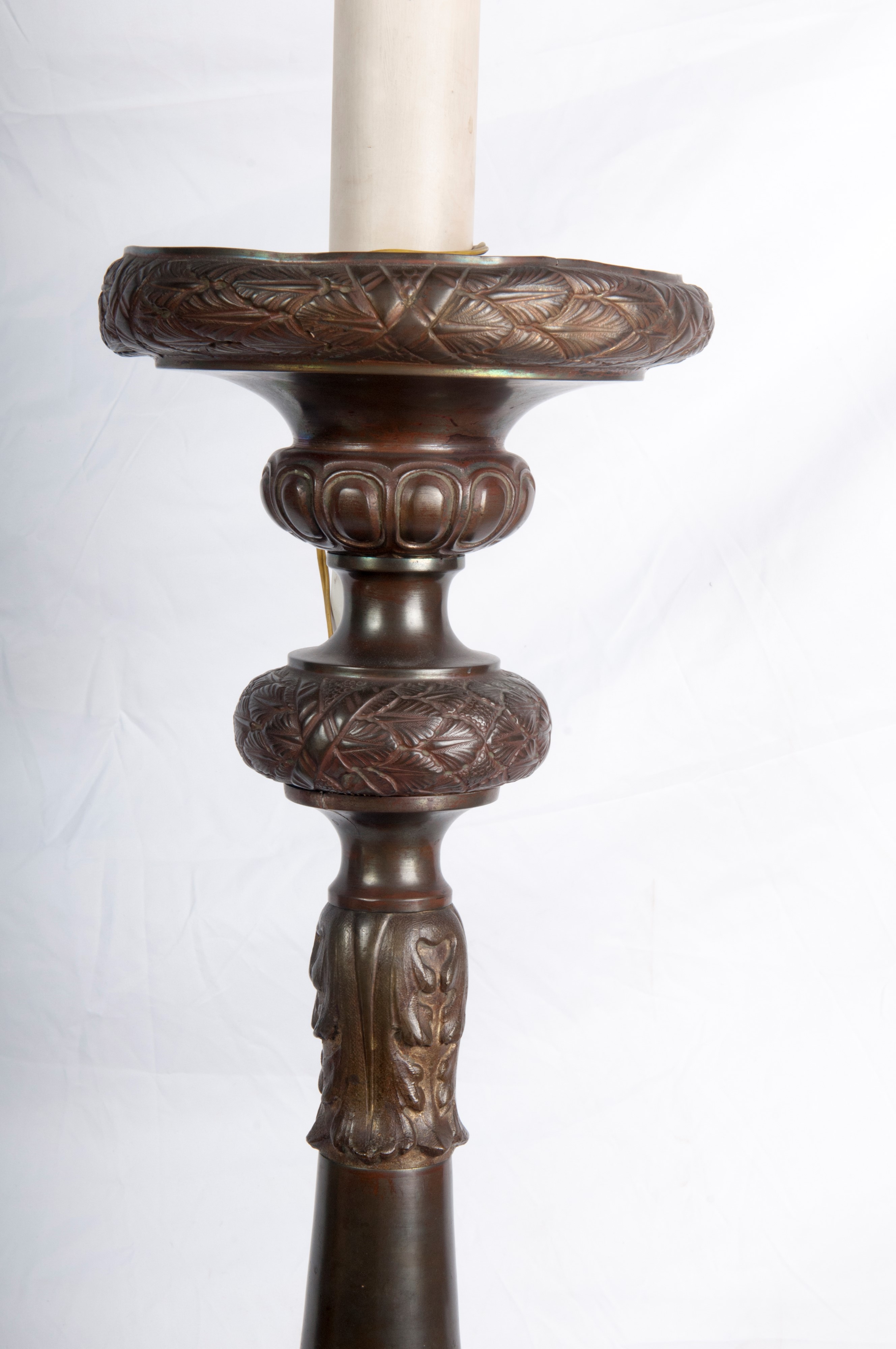 Candeliere in legno rivestito in metallo