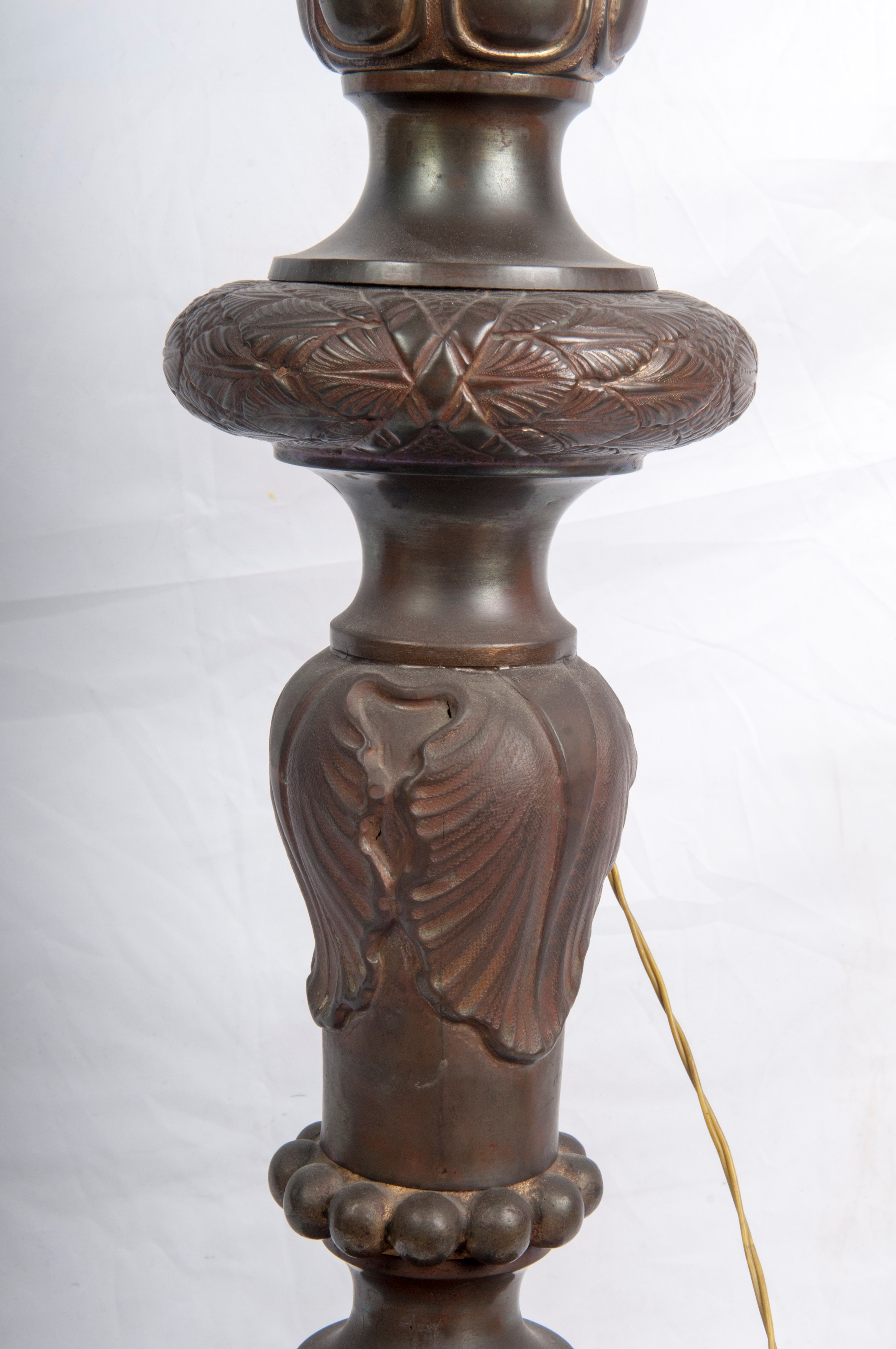 Candeliere in legno rivestito in metallo