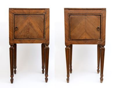 Coppia di comodini in stile Luigi XVI, legno di noce (area lombarda, XVIII secolo)