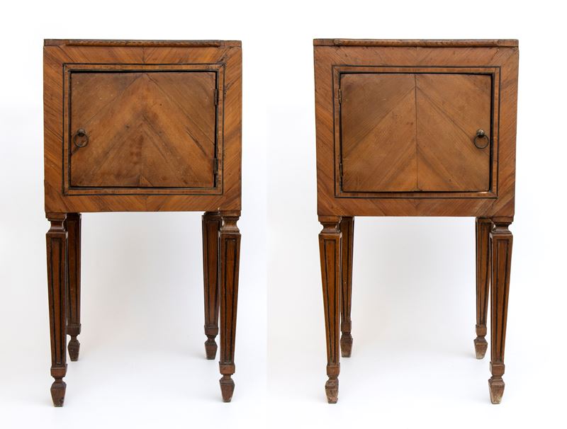 Comodini Luigi XVI, legno di noce, XVIII secolo