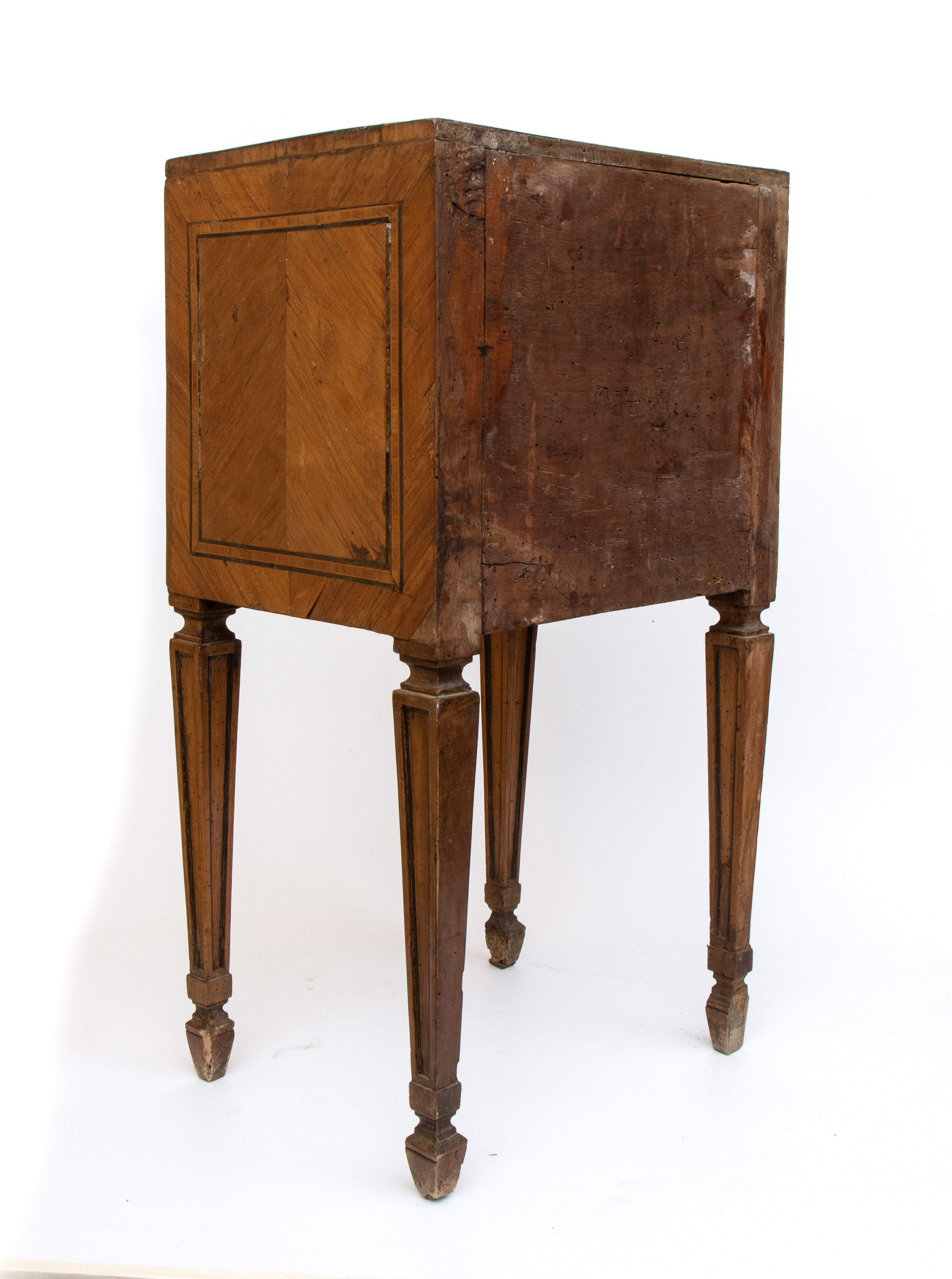Comodini Luigi XVI, legno di noce, XVIII secolo