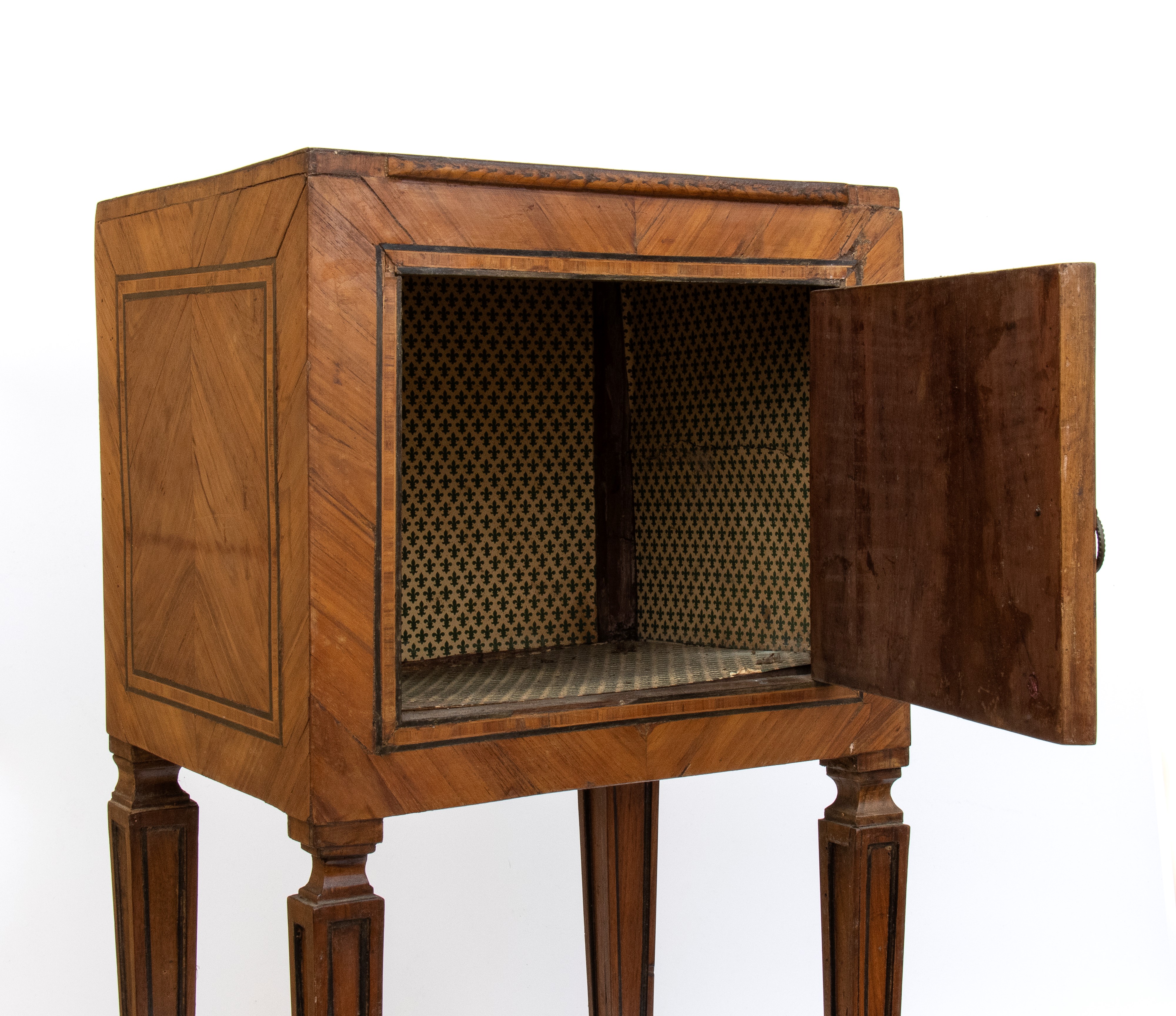 Comodini Luigi XVI, legno di noce, XVIII secolo