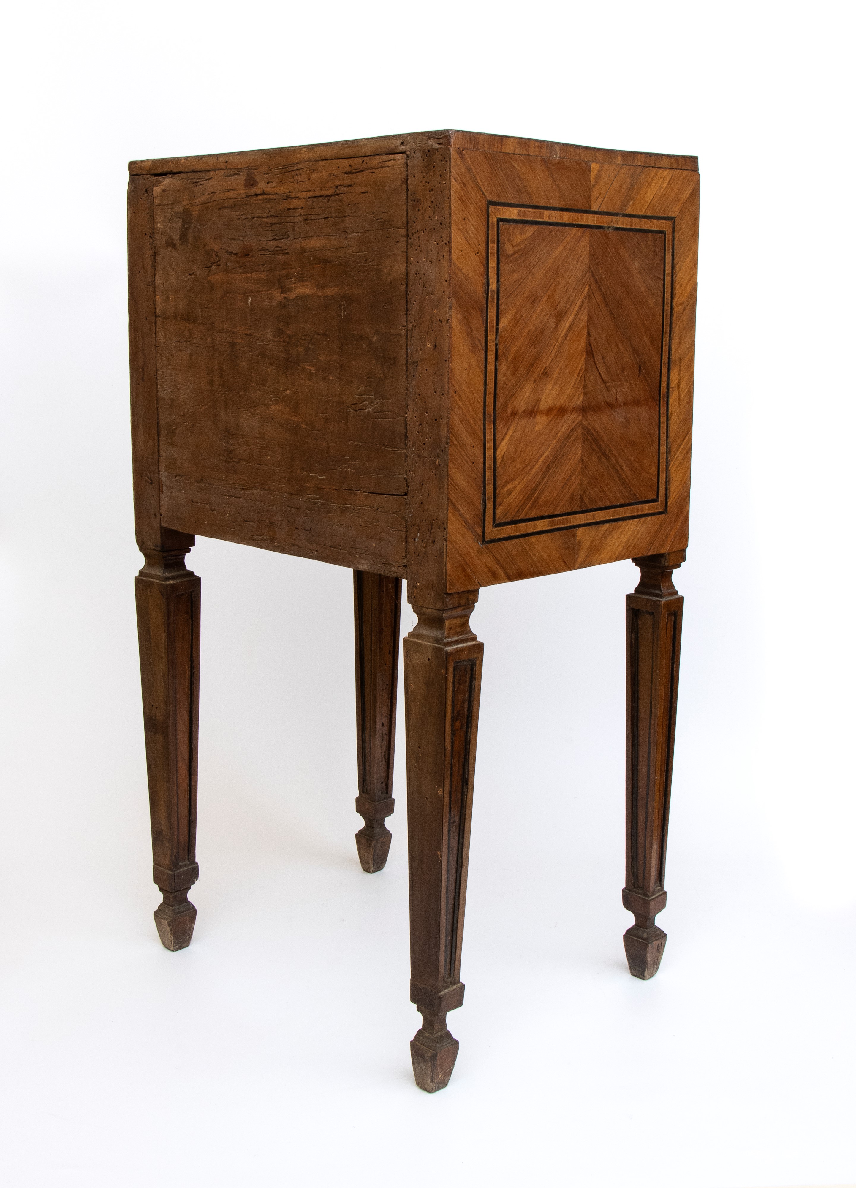 Comodini Luigi XVI, legno di noce, XVIII secolo
