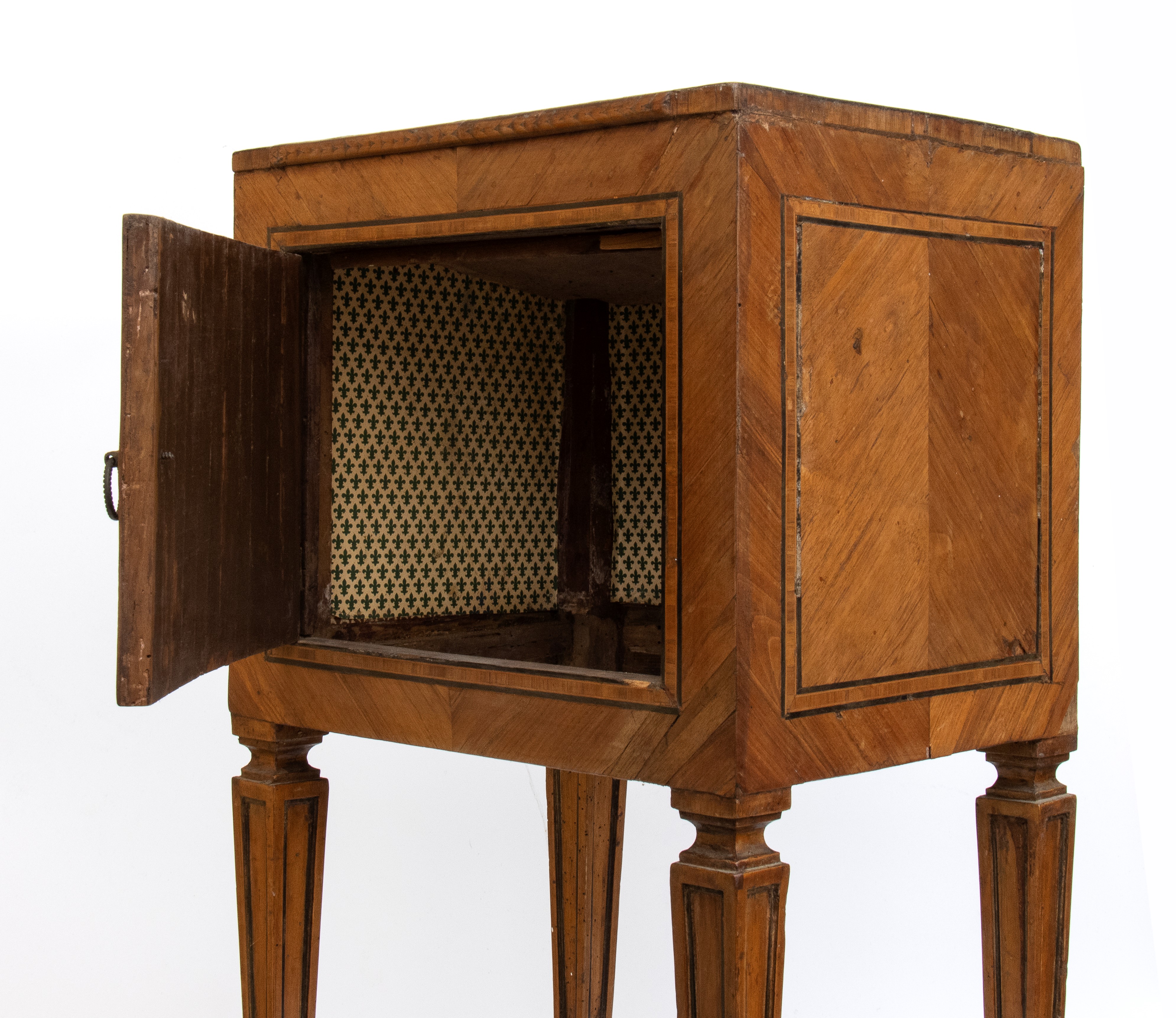Comodini Luigi XVI, legno di noce, XVIII secolo