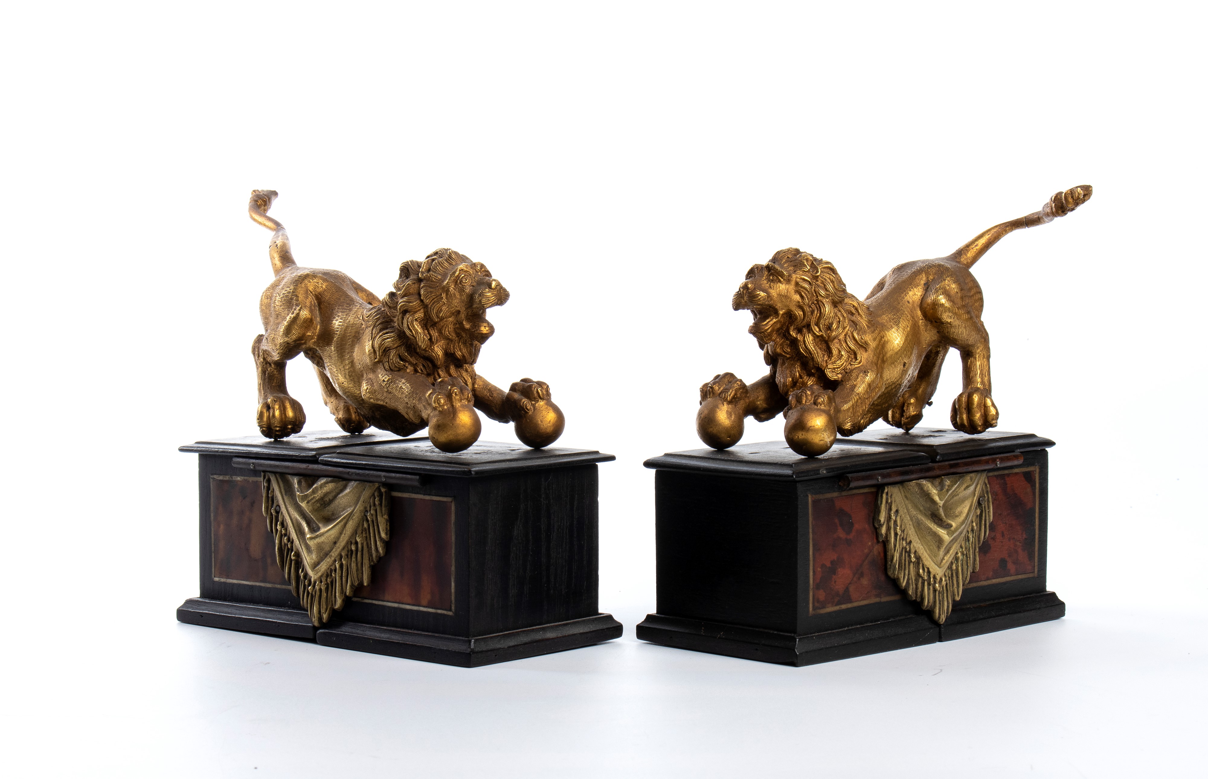 Coppia di sculture raffiguranti leoni