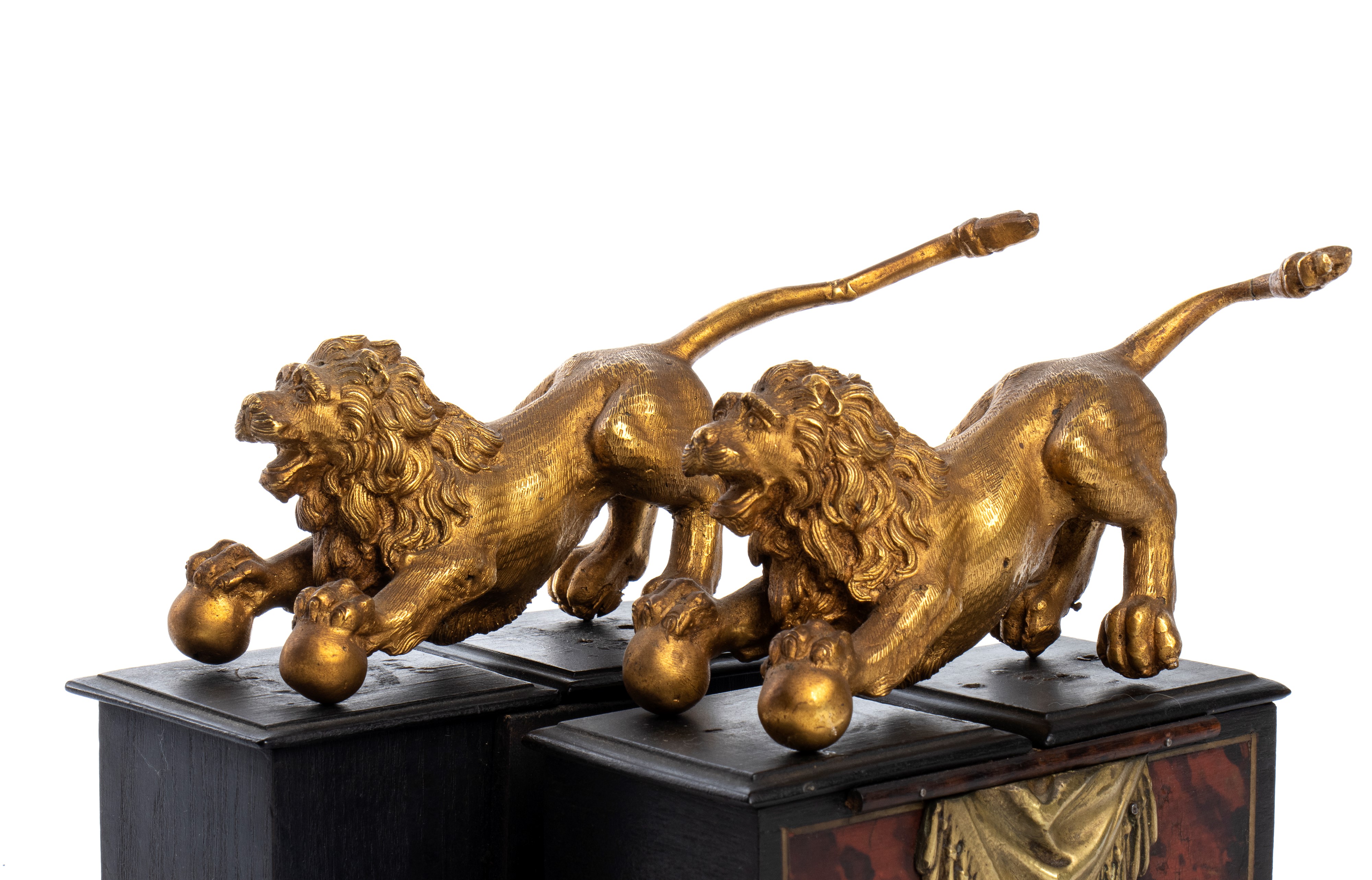 Coppia di sculture raffiguranti leoni