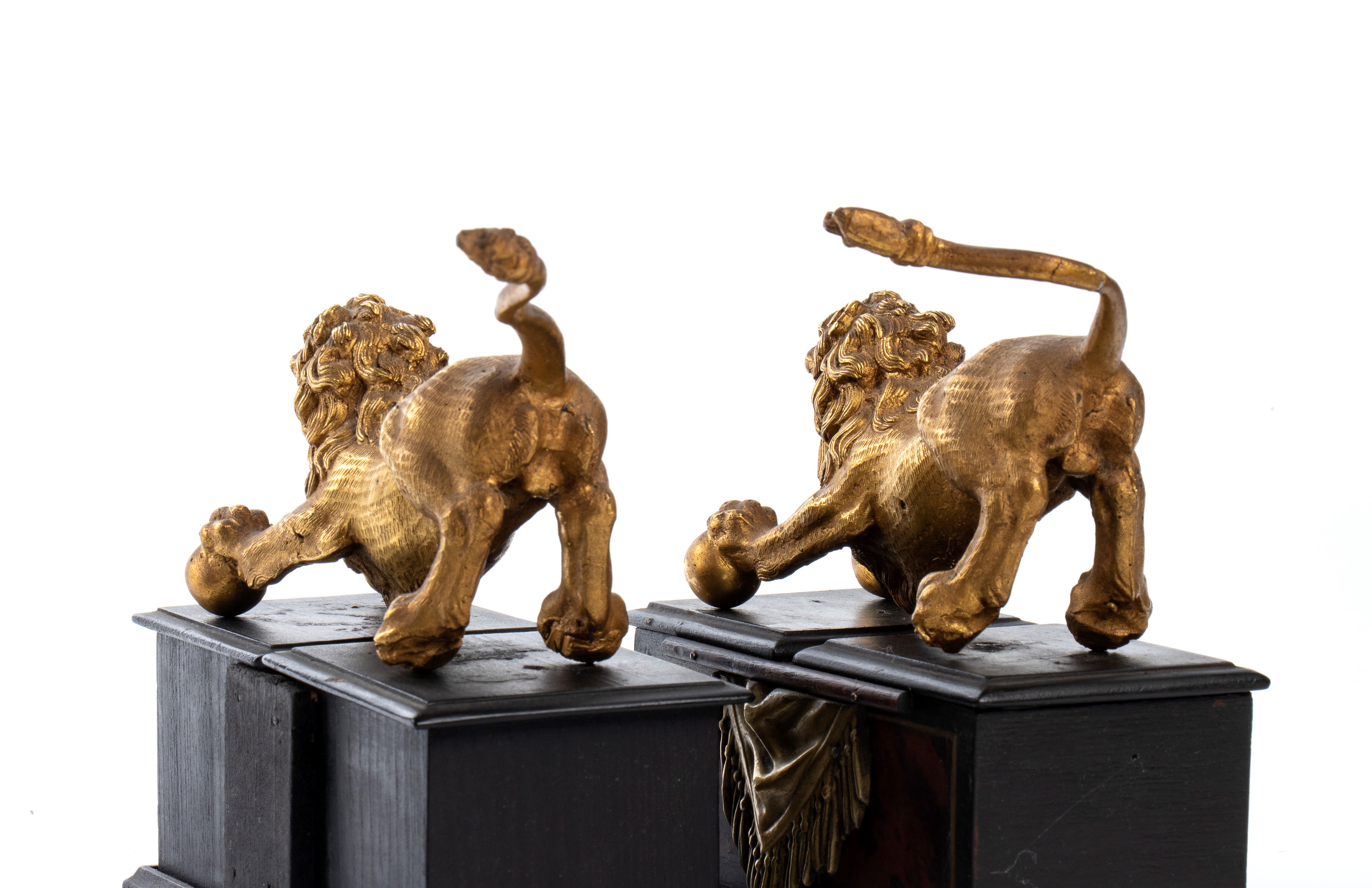 Coppia di sculture raffiguranti leoni