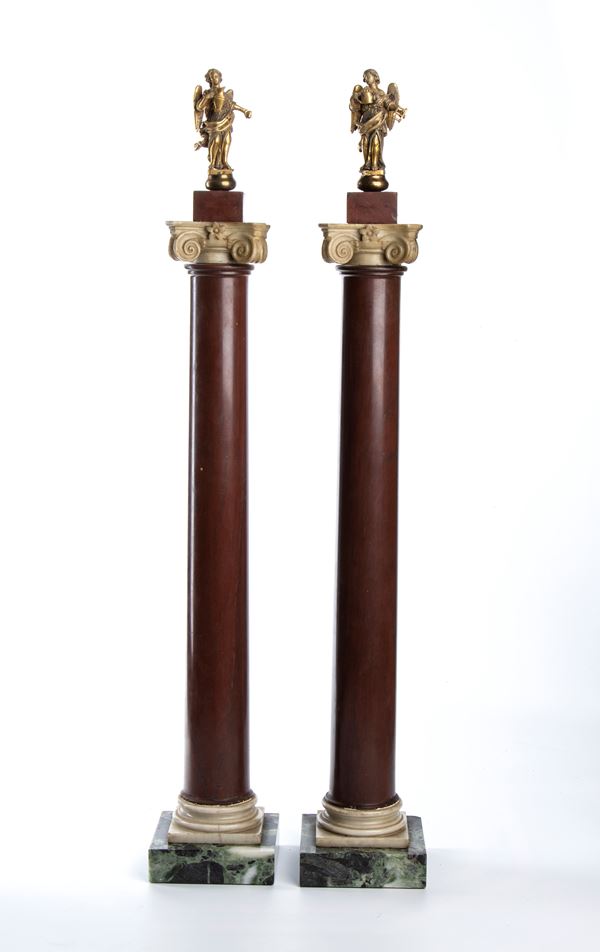 Coppia di colonne in marmo con angeli in bronzo dorato
