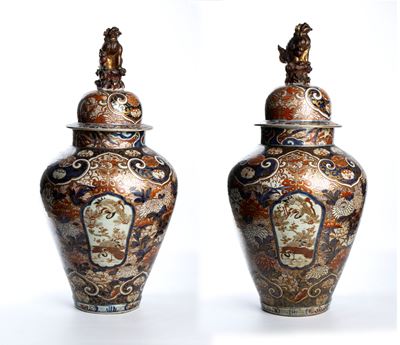 Coppia di potiche cinesi a balaustro, smalti Imari, periodo tardo Qing