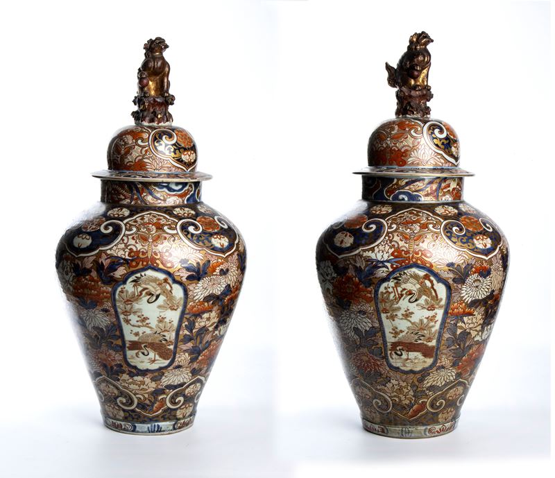 Coppia di potiche cinesi a balaustro, smalti Imari, periodo tardo Qing