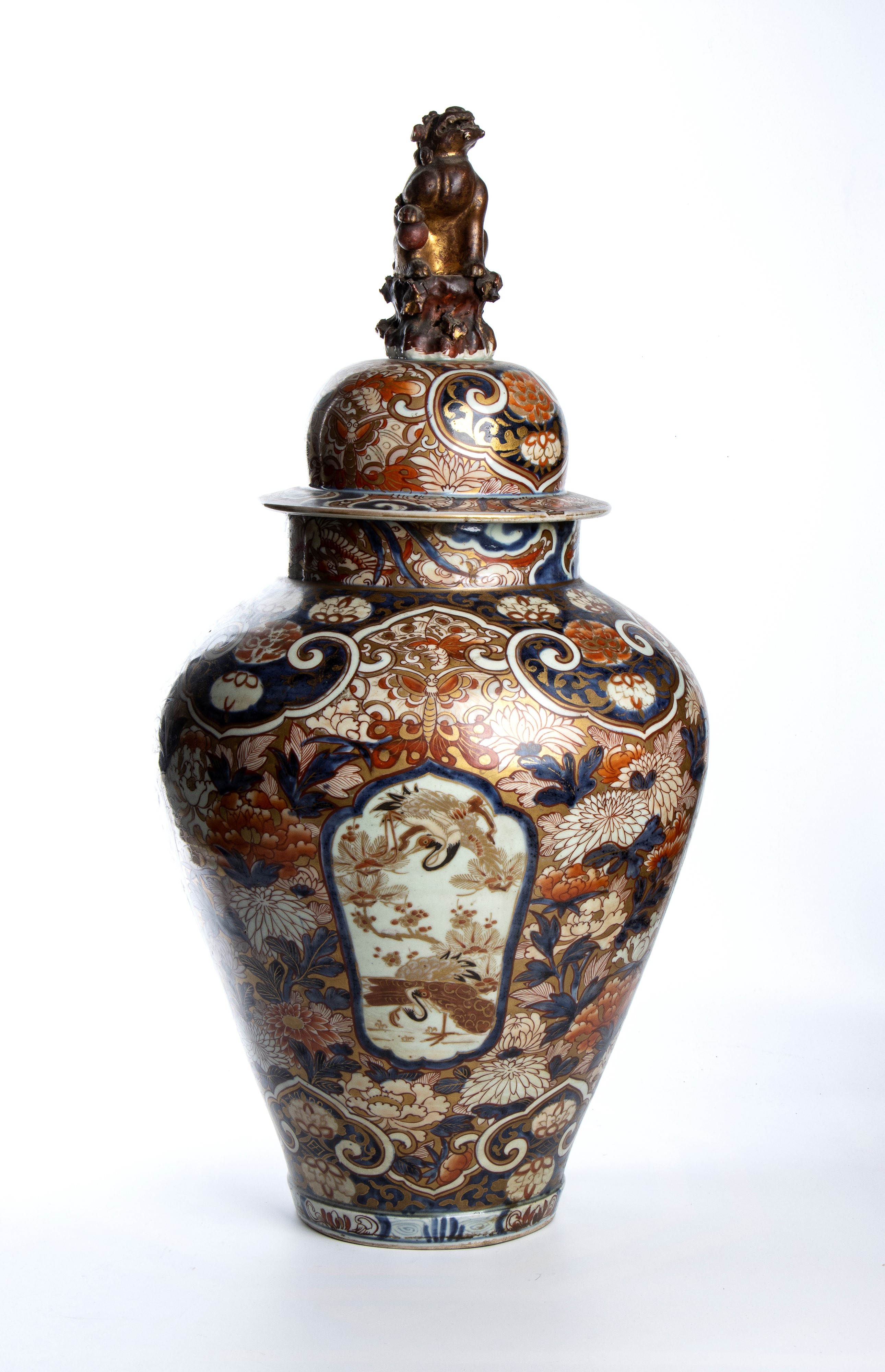 Coppia di potiche cinesi a balaustro, smalti Imari, periodo tardo Qing