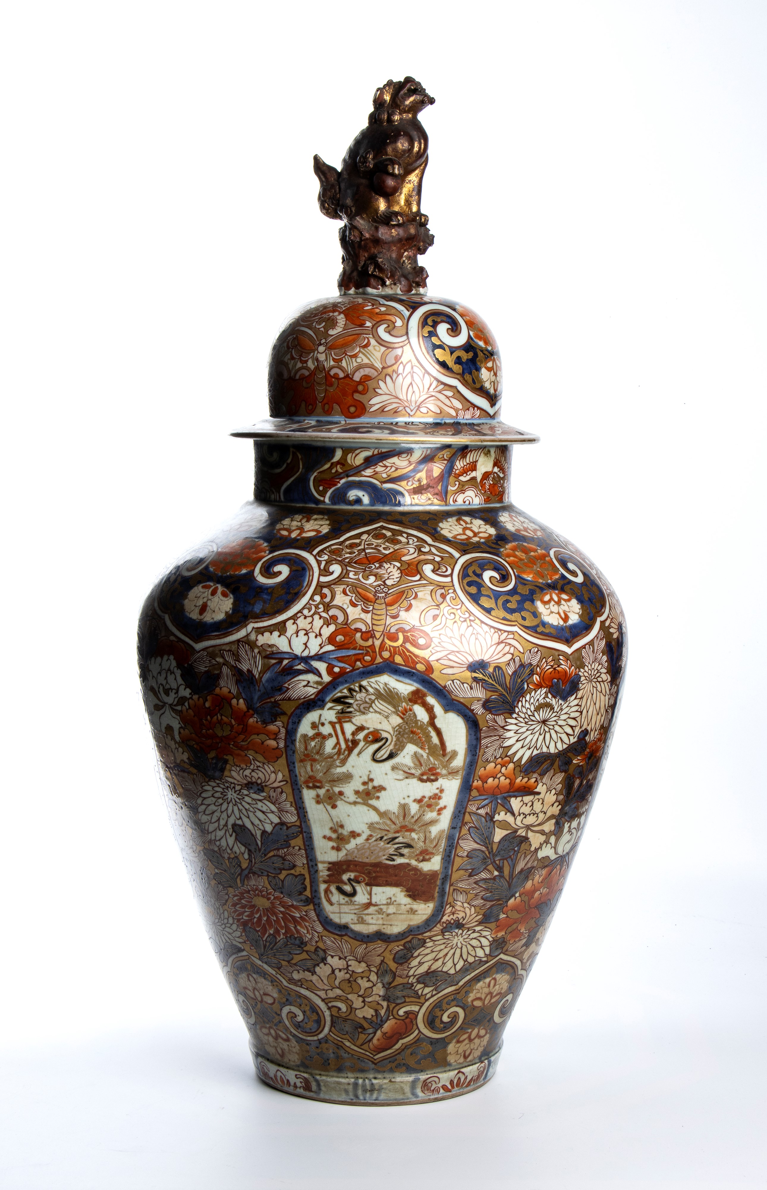 Coppia di potiche cinesi a balaustro, smalti Imari, periodo tardo Qing