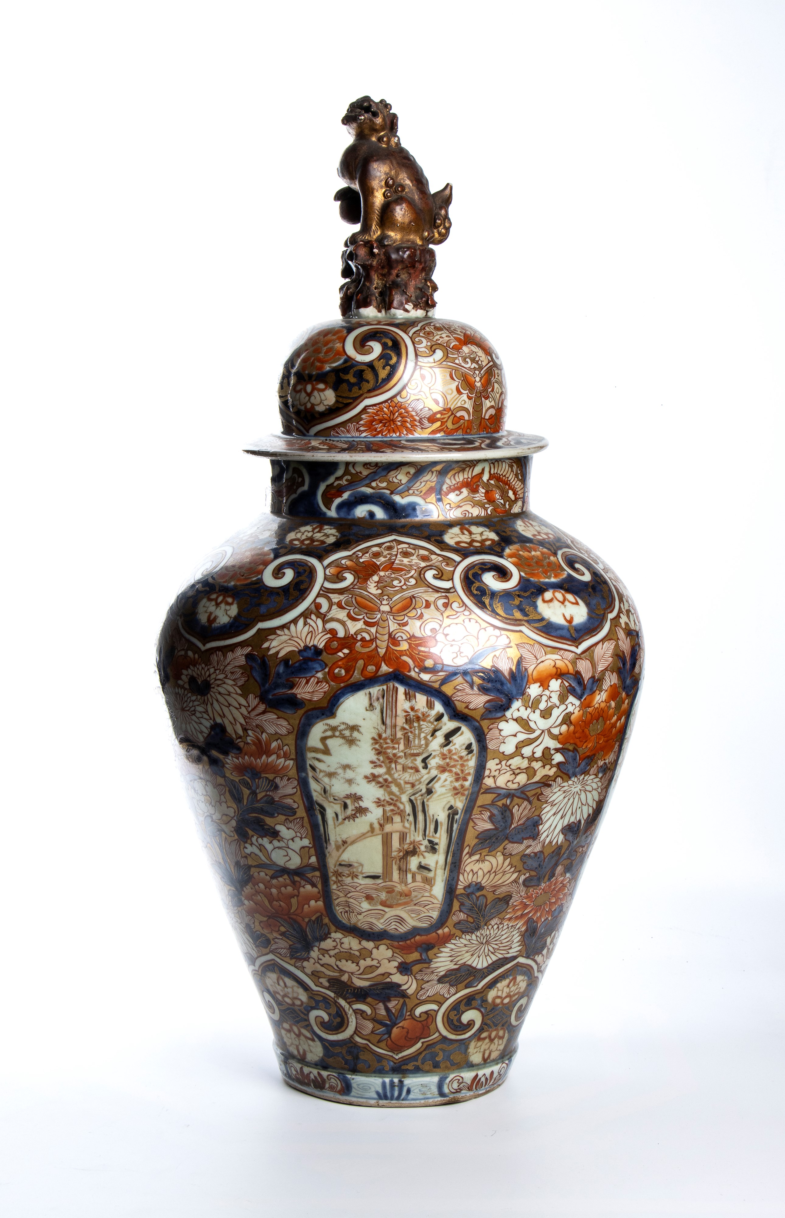 Coppia di potiche cinesi a balaustro, smalti Imari, periodo tardo Qing