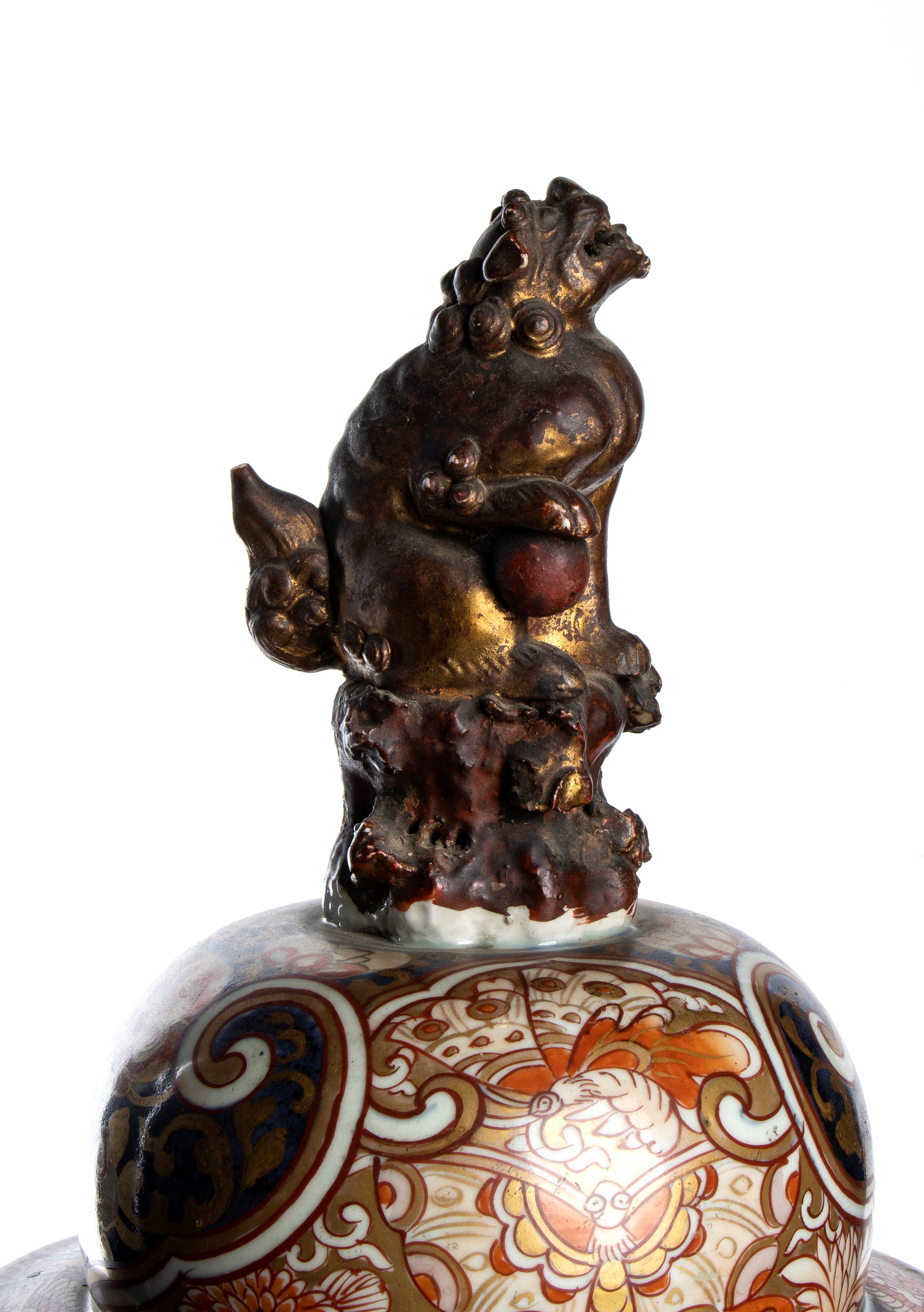 Coppia di potiche cinesi a balaustro, smalti Imari, periodo tardo Qing