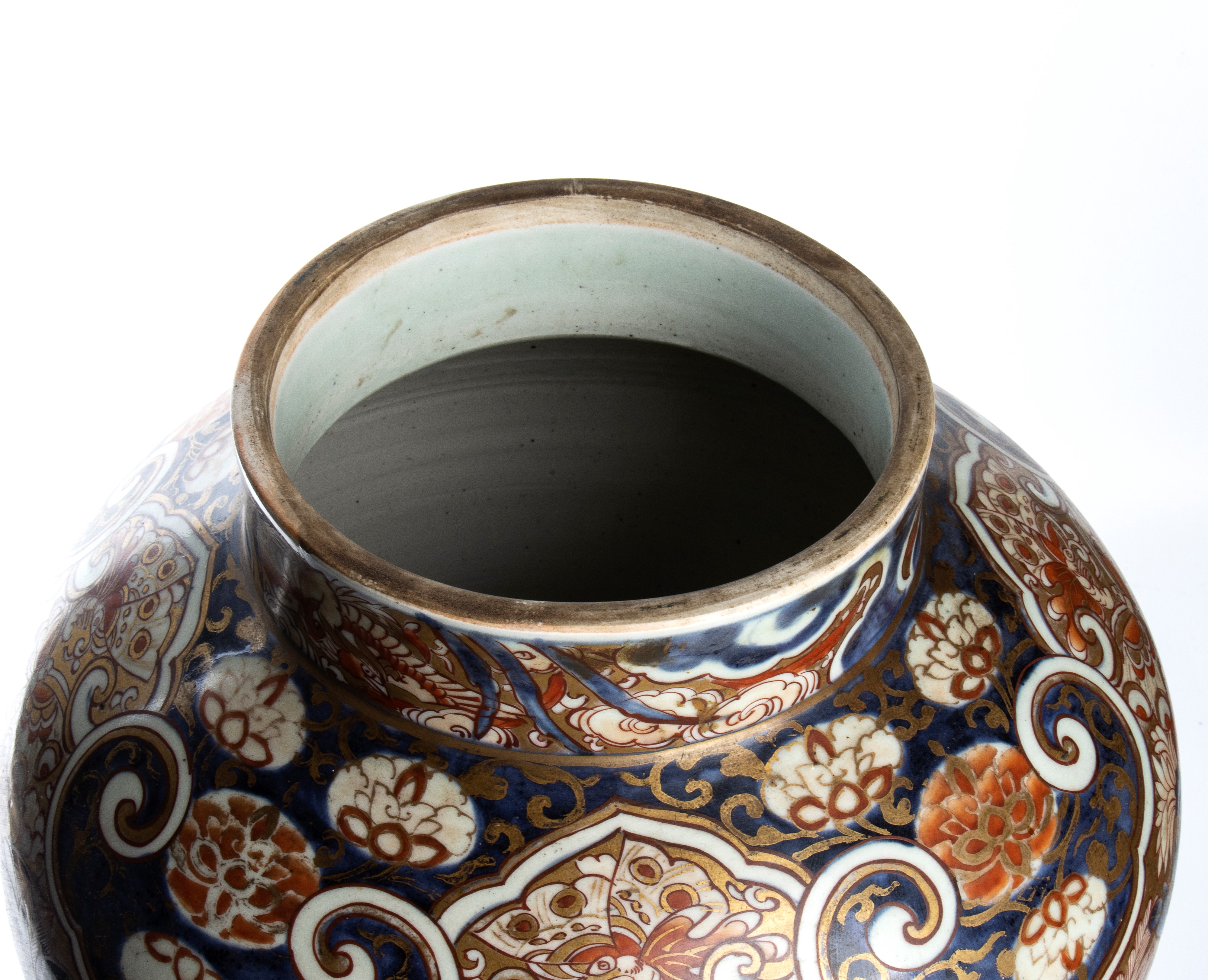Coppia di potiche cinesi a balaustro, smalti Imari, periodo tardo Qing