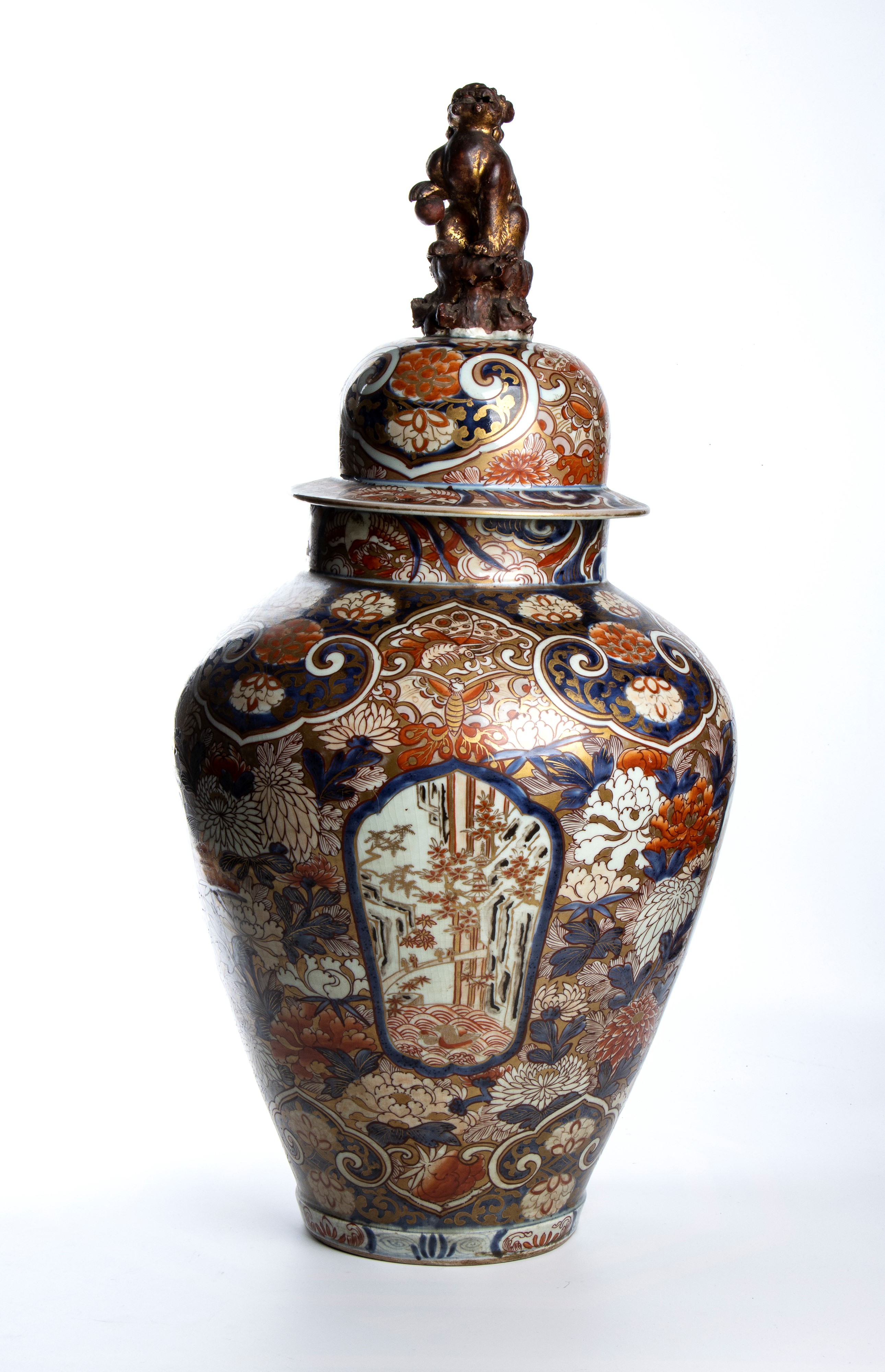 Coppia di potiche cinesi a balaustro, smalti Imari, periodo tardo Qing